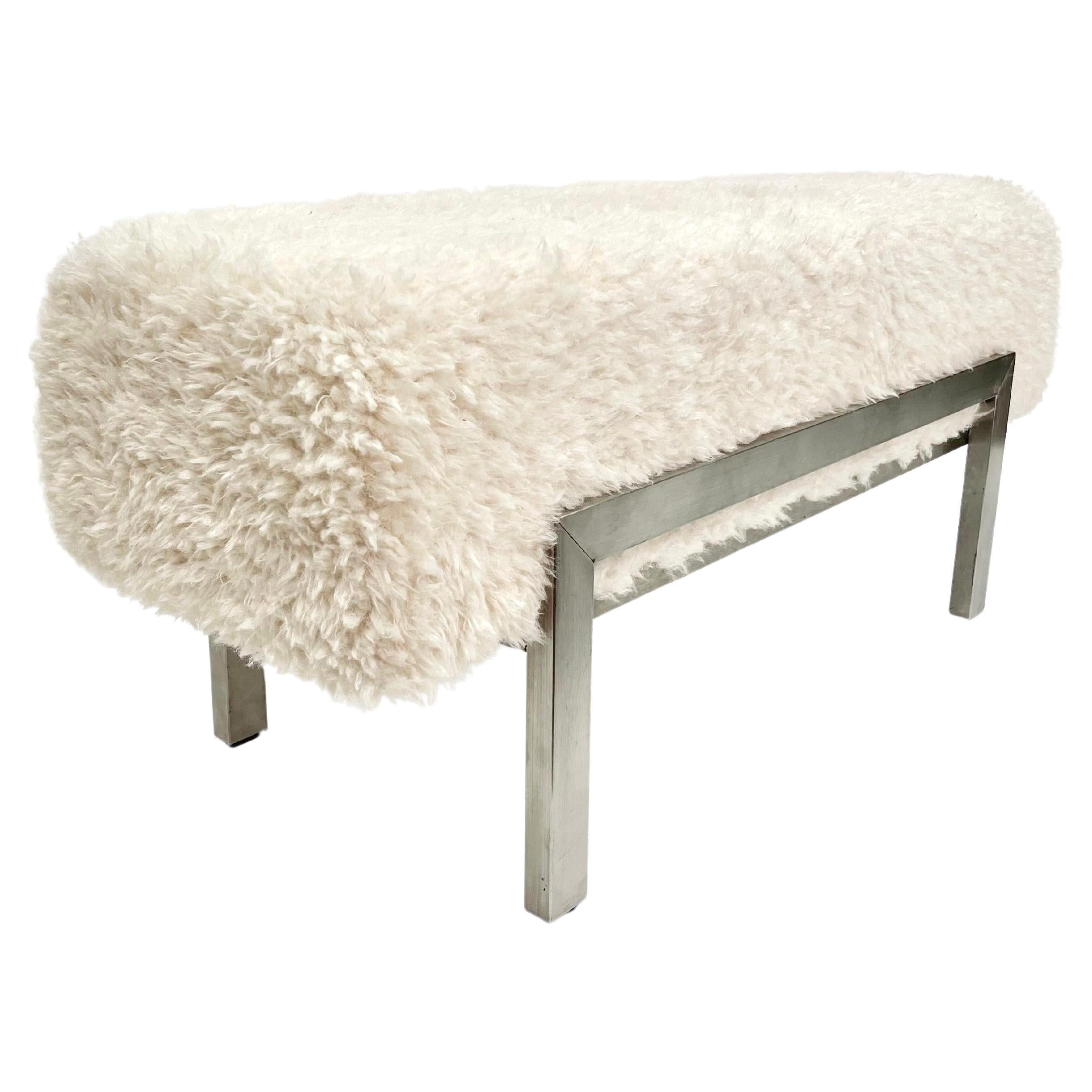 Mid-Century Modern Italian bench, rare for the structure in satin steel with a silver brushed chrome color, very modern in the construction with a stylized C shape mount, covered with a Dedar Himalayan White faux fur fabric.
Also ideal as an