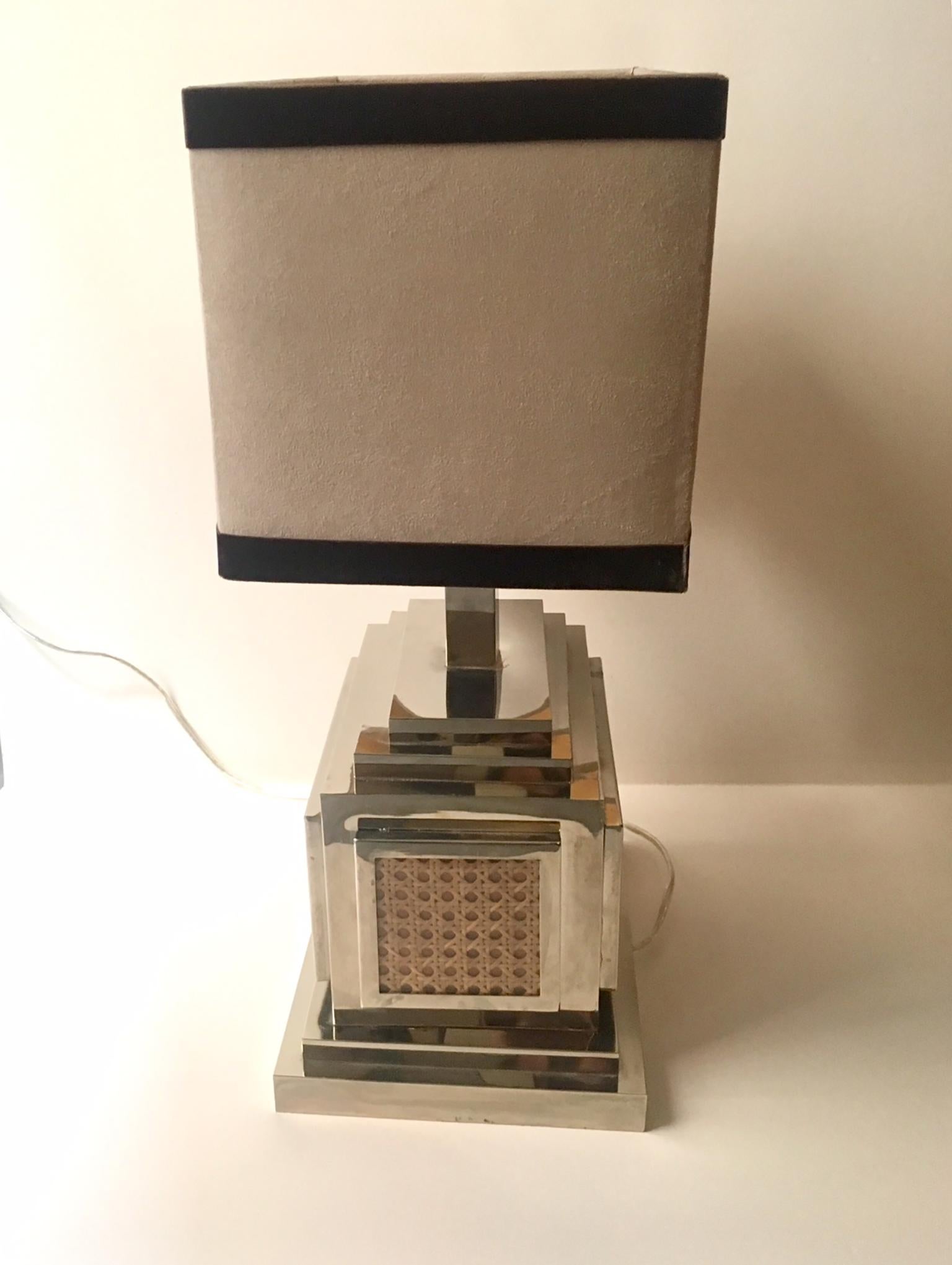 1970 Italienische verchromte und Rattan-Tischlampe (Metall) im Angebot