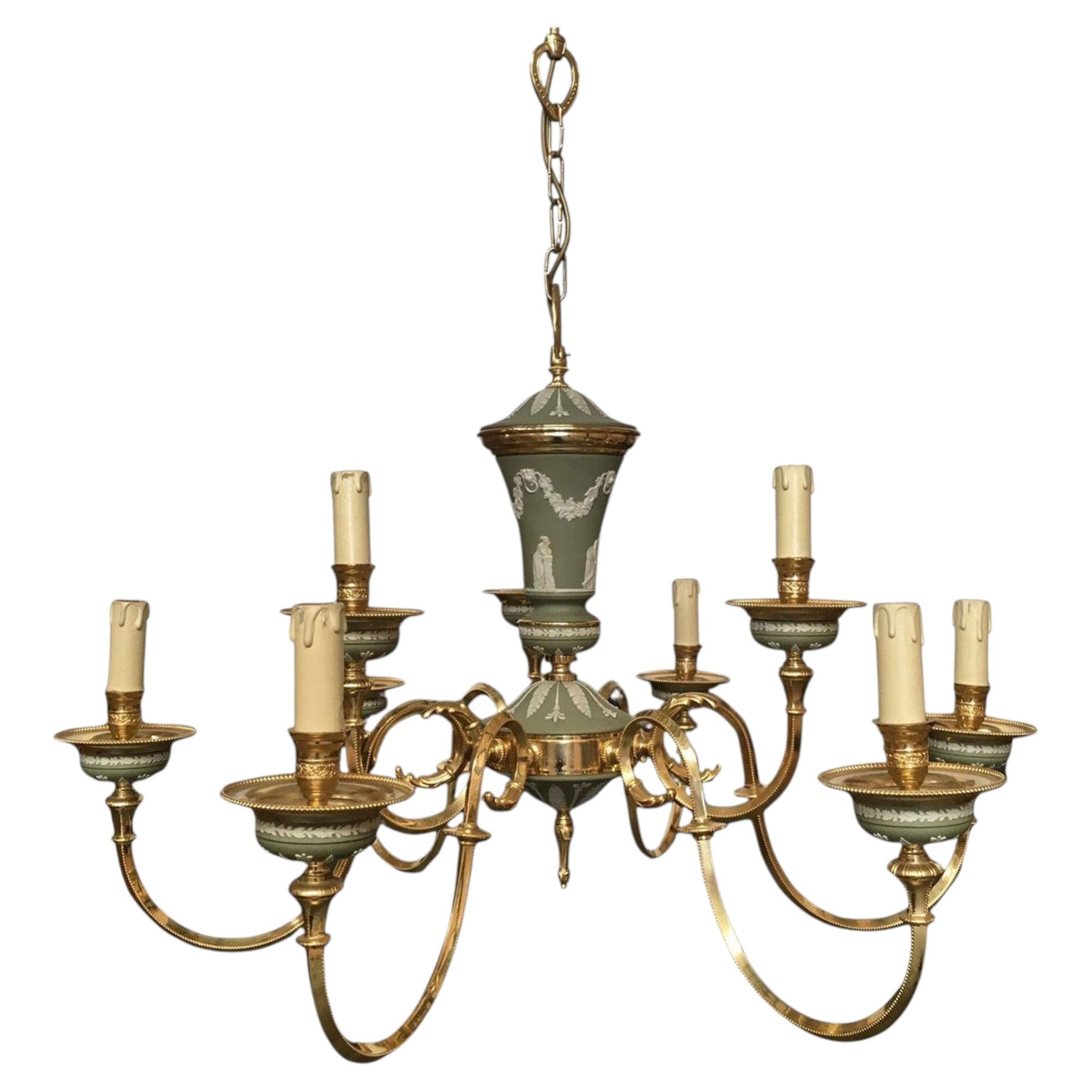 1970 Italien Hollywood Regency Stil Grünes Porzellan und Messing Kronleuchter 9 Lights