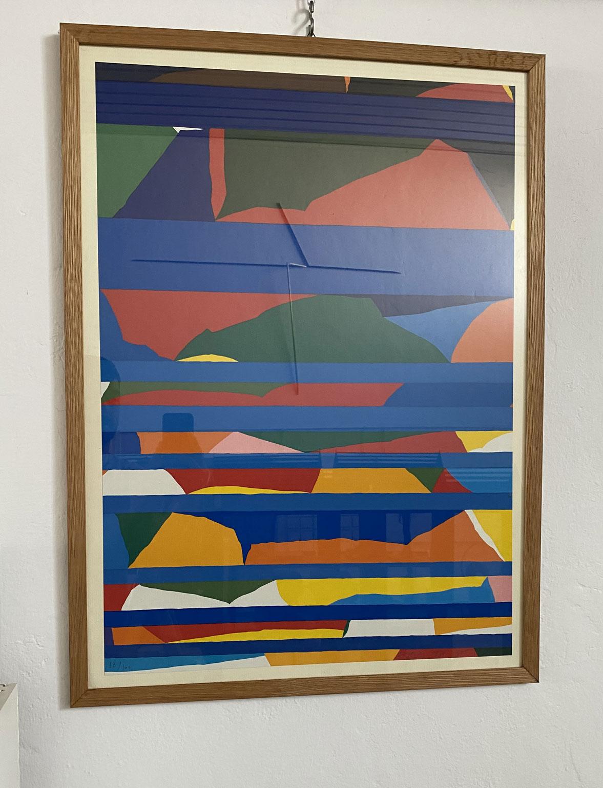 Dies ist ein fesselnder abstrakter Mehrfachdruck des international bekannten italienischen Künstlers Piero Dorazio. In diesem Kunstwerk können wir die charakteristische Art und Weise sehen, die Kunst mit der Forschung der geometrischen Armonie von