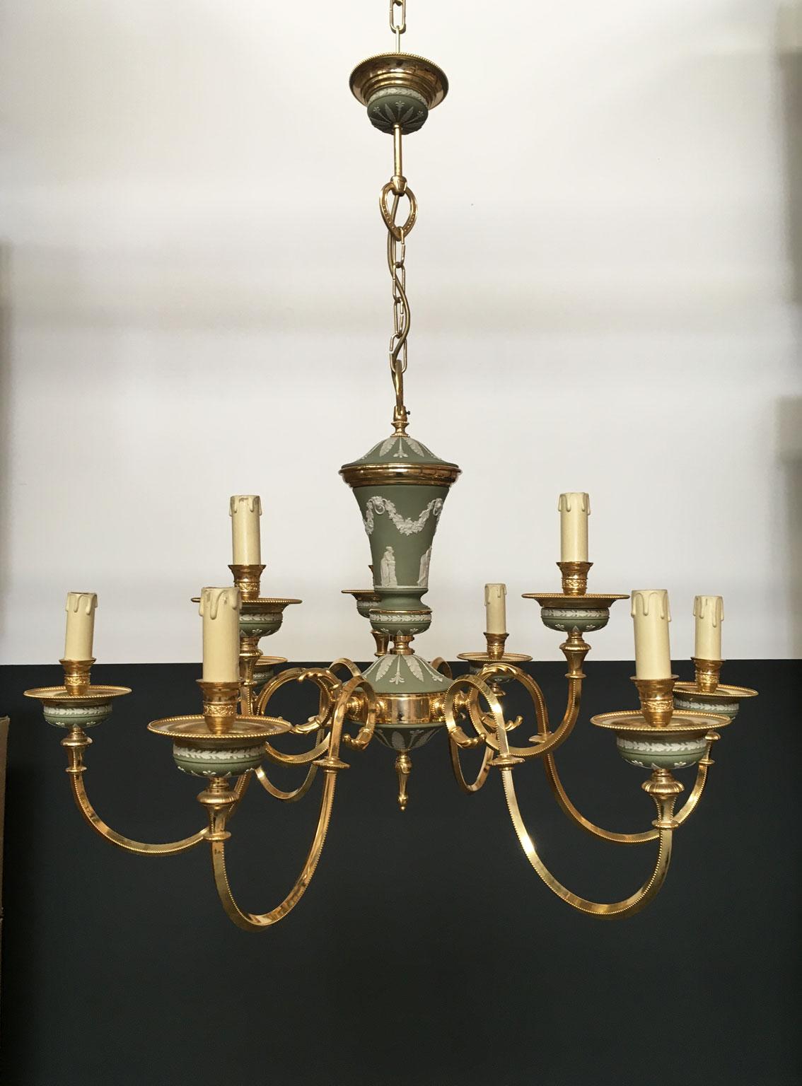 This magnificent and exquisite 9  lights Chandelier, in brass and porcelain  with a refined mat light green color, was  made by  the well known Wedgwood English pottery factory,  manufactured through the cooperation with an Italian factory during