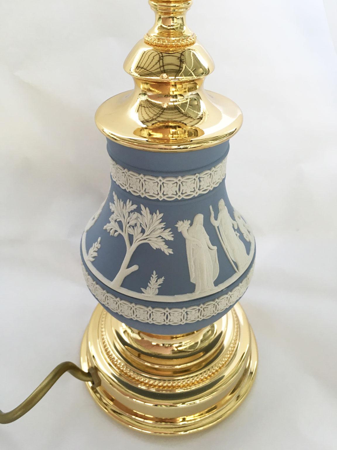 Italia 1970 Hollywood Regency Wedgwood Lampada da tavolo in porcellana blu pallido e ottone in vendita 4
