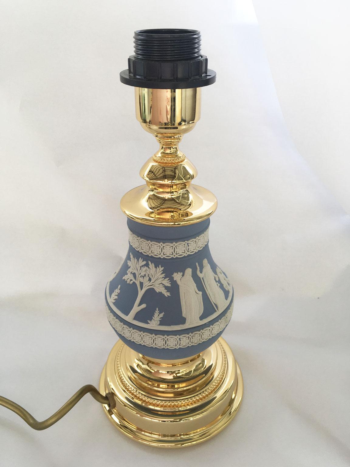 Italia 1970 Hollywood Regency Wedgwood Lampada da tavolo in porcellana blu pallido e ottone in vendita 5