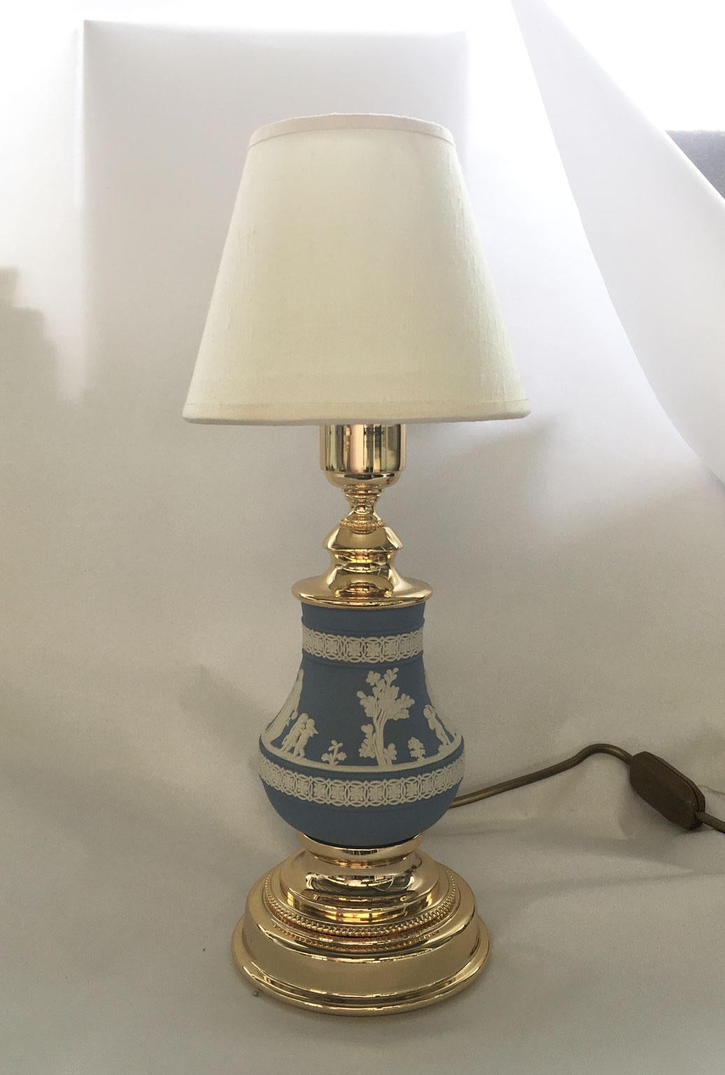 Questa squisita lampada da tavolo, in ottone e porcellana  con un raffinato colore blu pallido opaco, il colore blu pallido originale di Wedgwood.  realizzato da  la famosa fabbrica di ceramiche inglesi Wedgwood,  Prodotto grazie alla collaborazione