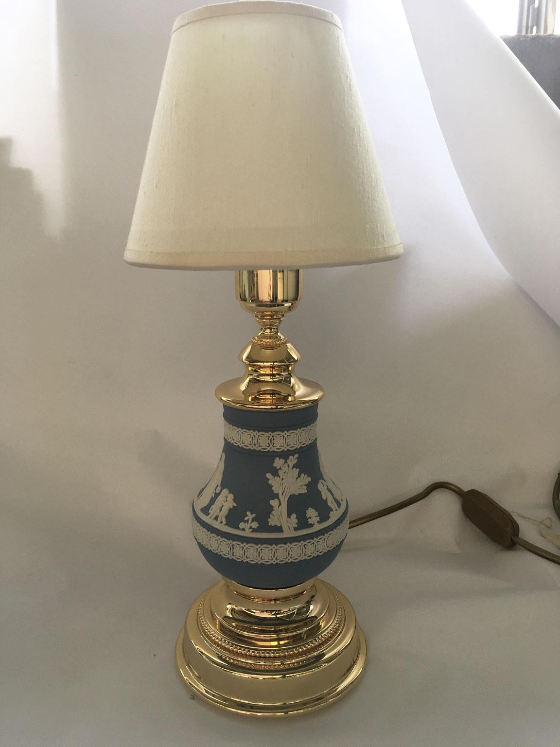 Italiano Italia 1970 Hollywood Regency Wedgwood Lampada da tavolo in porcellana blu pallido e ottone in vendita