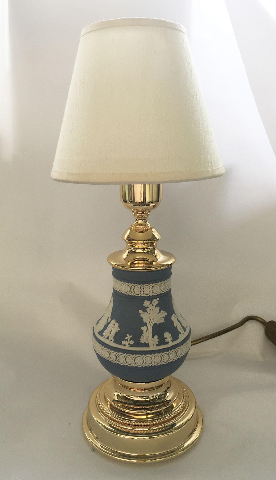 Italia 1970 Hollywood Regency Wedgwood Lampada da tavolo in porcellana blu pallido e ottone In condizioni buone in vendita a Brescia, IT