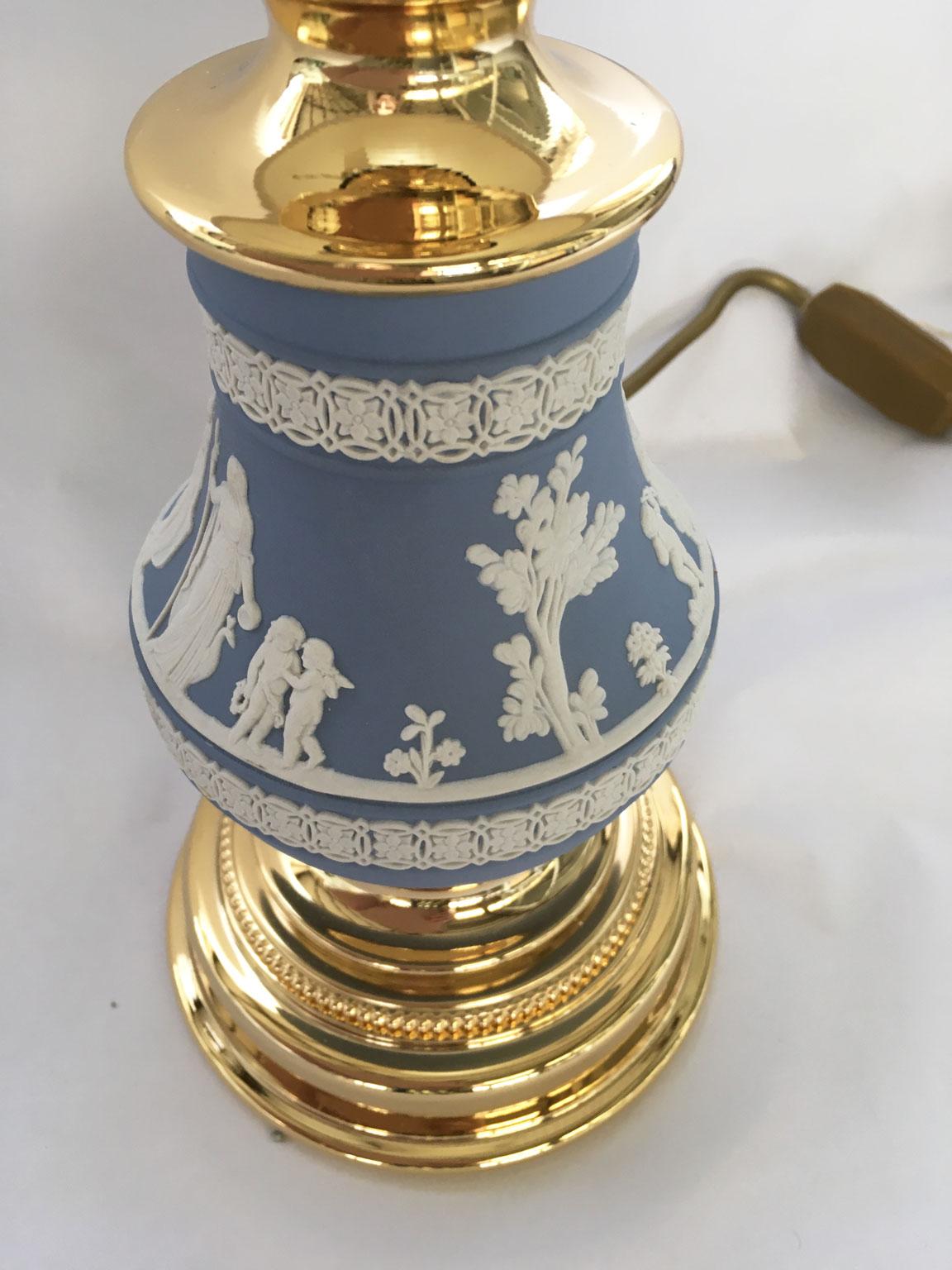 Fine XX secolo Italia 1970 Hollywood Regency Wedgwood Lampada da tavolo in porcellana blu pallido e ottone in vendita