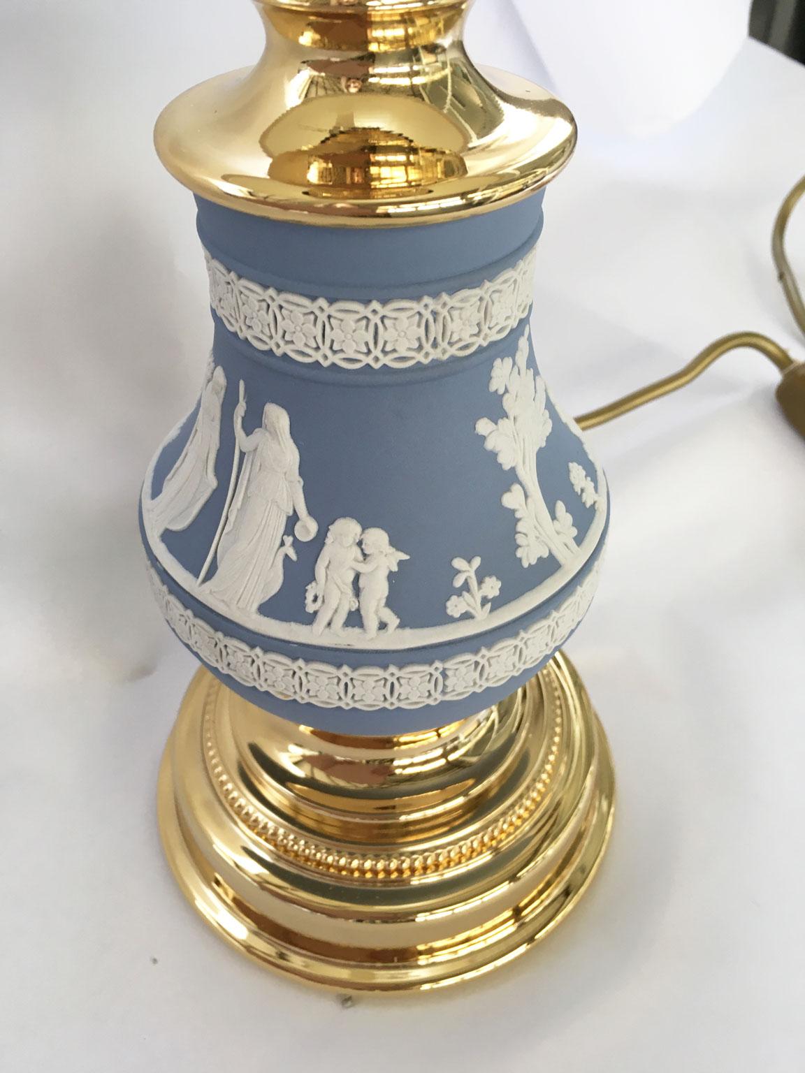 Porcellana Italia 1970 Hollywood Regency Wedgwood Lampada da tavolo in porcellana blu pallido e ottone in vendita