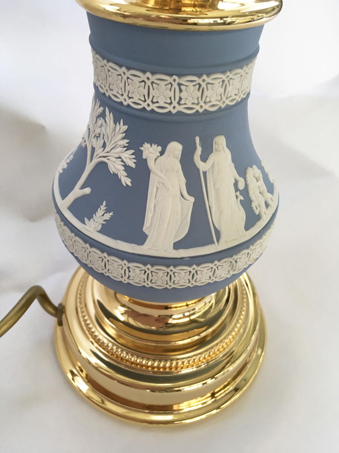 Italia 1970 Hollywood Regency Wedgwood Lampada da tavolo in porcellana blu pallido e ottone in vendita 1