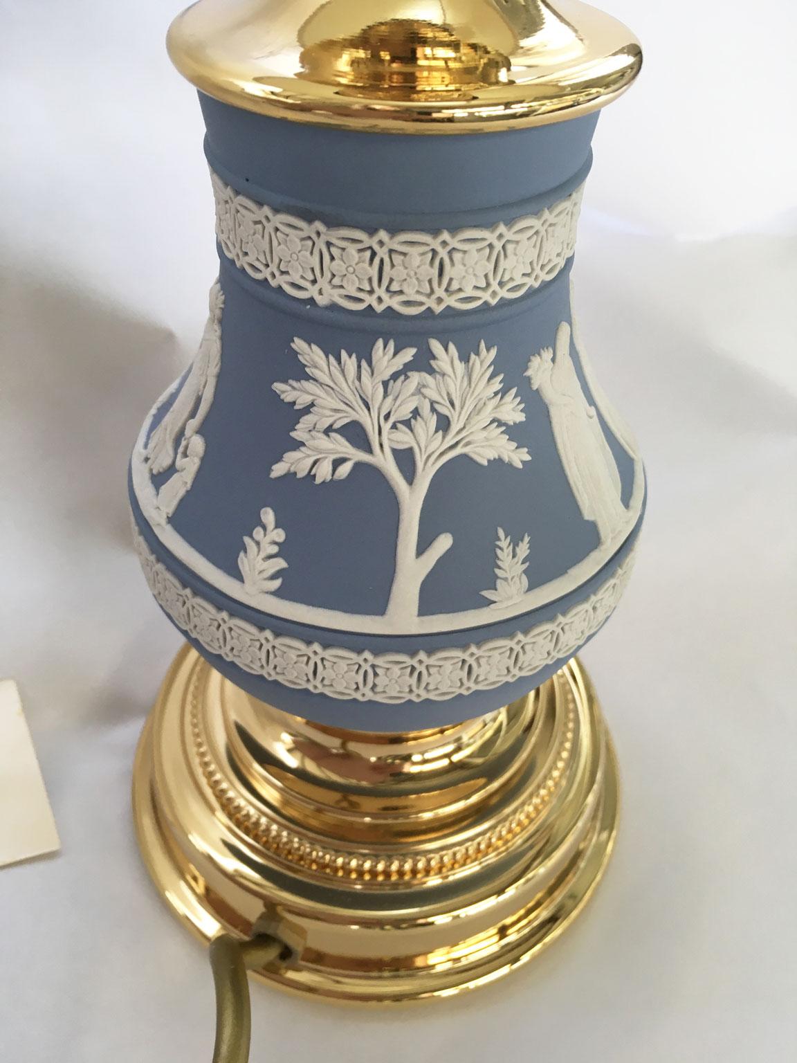 Italia 1970 Hollywood Regency Wedgwood Lampada da tavolo in porcellana blu pallido e ottone in vendita 2