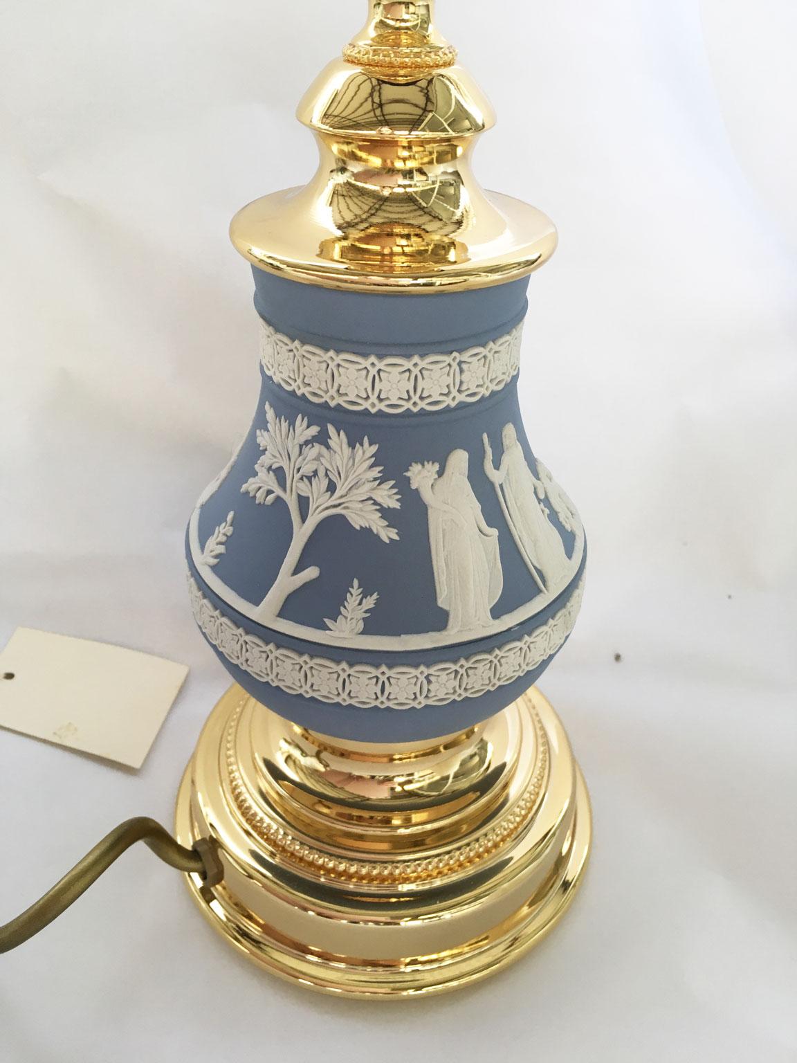 Italia 1970 Hollywood Regency Wedgwood Lampada da tavolo in porcellana blu pallido e ottone in vendita 3