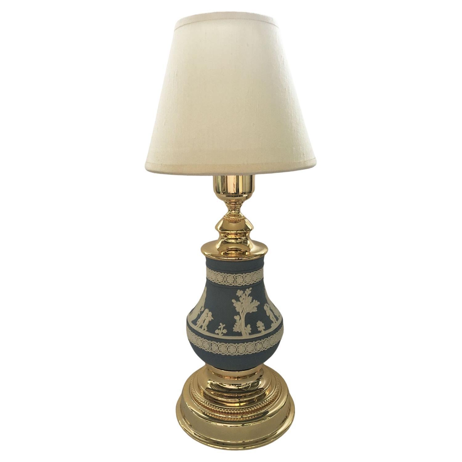 Italia 1970 Hollywood Regency Wedgwood Lampada da tavolo in porcellana blu pallido e ottone in vendita