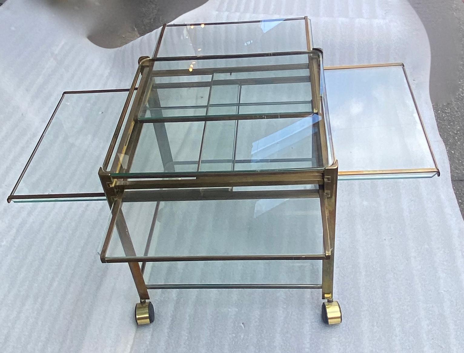  Maison Malabert. From Palace Parisien
Trolley with 2 glass shelves resting on an angled base in patinated brass.
The 4 extensions = 105 X 105 cm.
Measures: H: 50 cm W: 51 cm D: 51 cm.