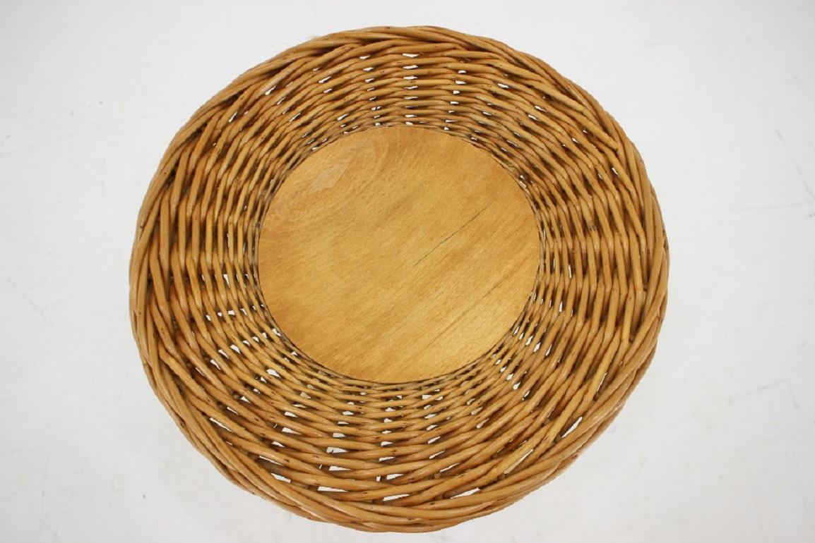 Table d'appoint Jan Kalous en hêtre et rotin par Uluv, Tchécoslovaquie, 1970 en vente 1