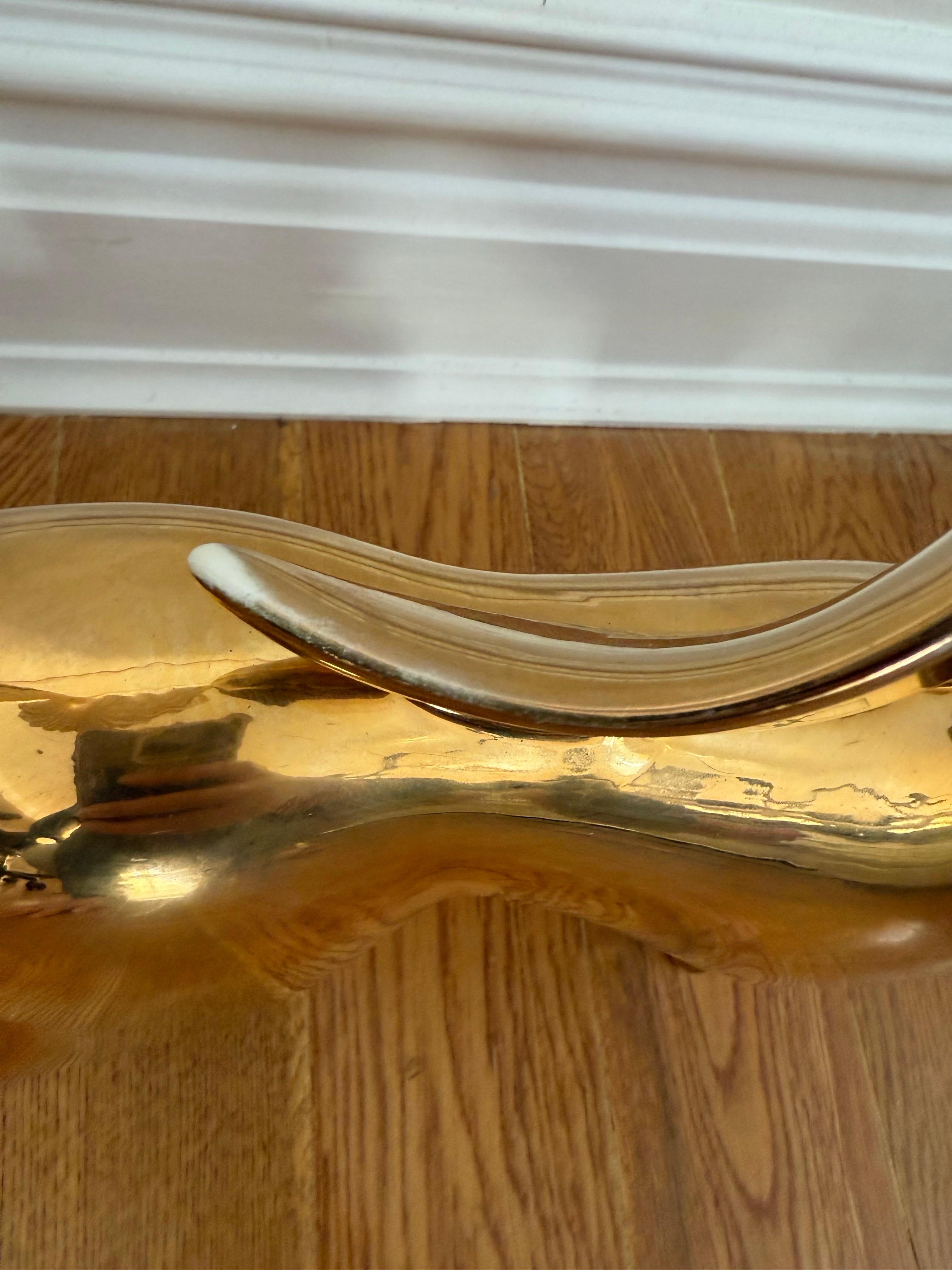 Scultura di cavallo in oro in stile Jaru del 1970, un pezzo decorativo che aggiunge carattere a qualsiasi spazio.