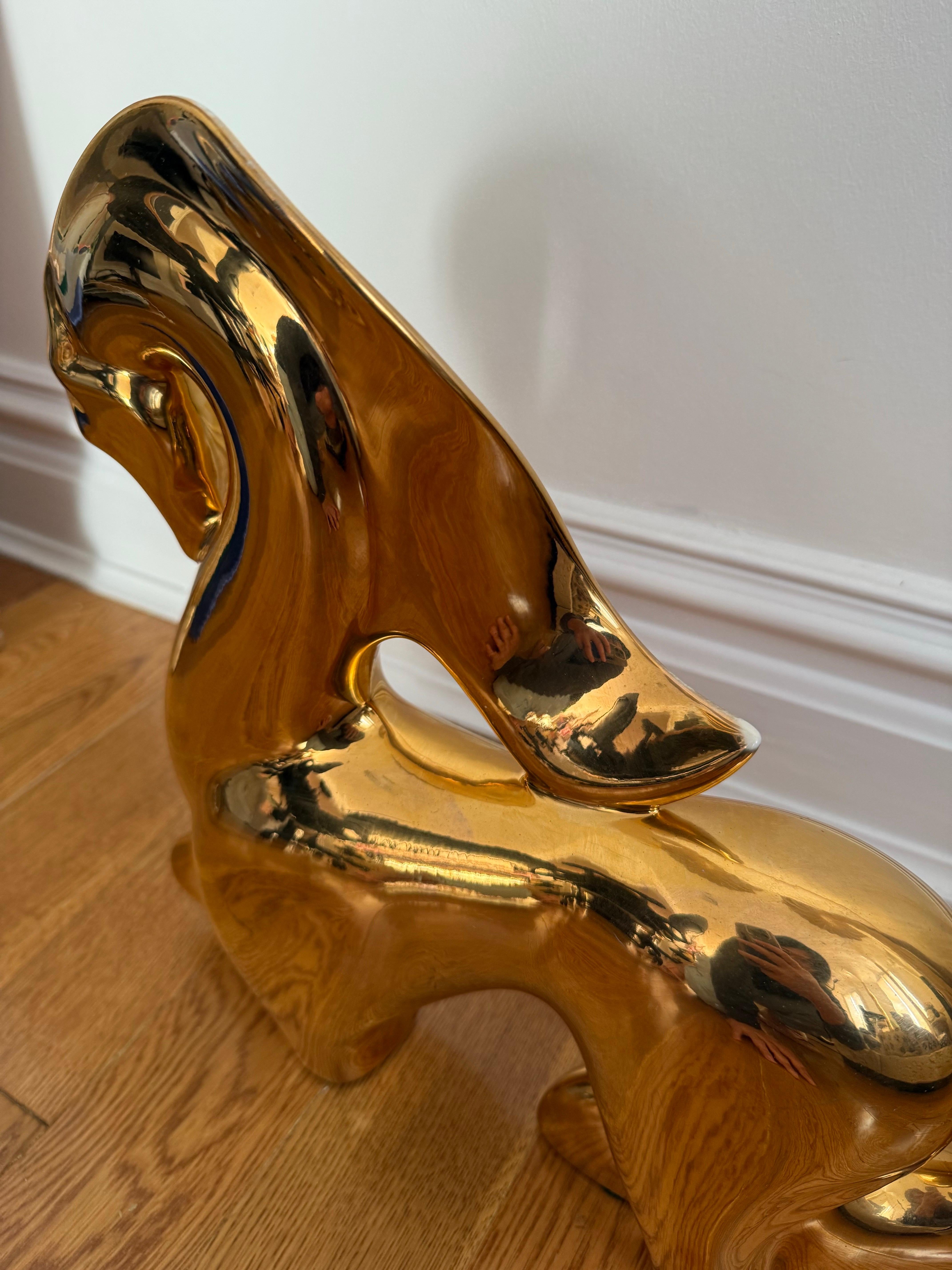 Postmoderno 1970 Scultura di cavallo in oro in stile Jaru in vendita