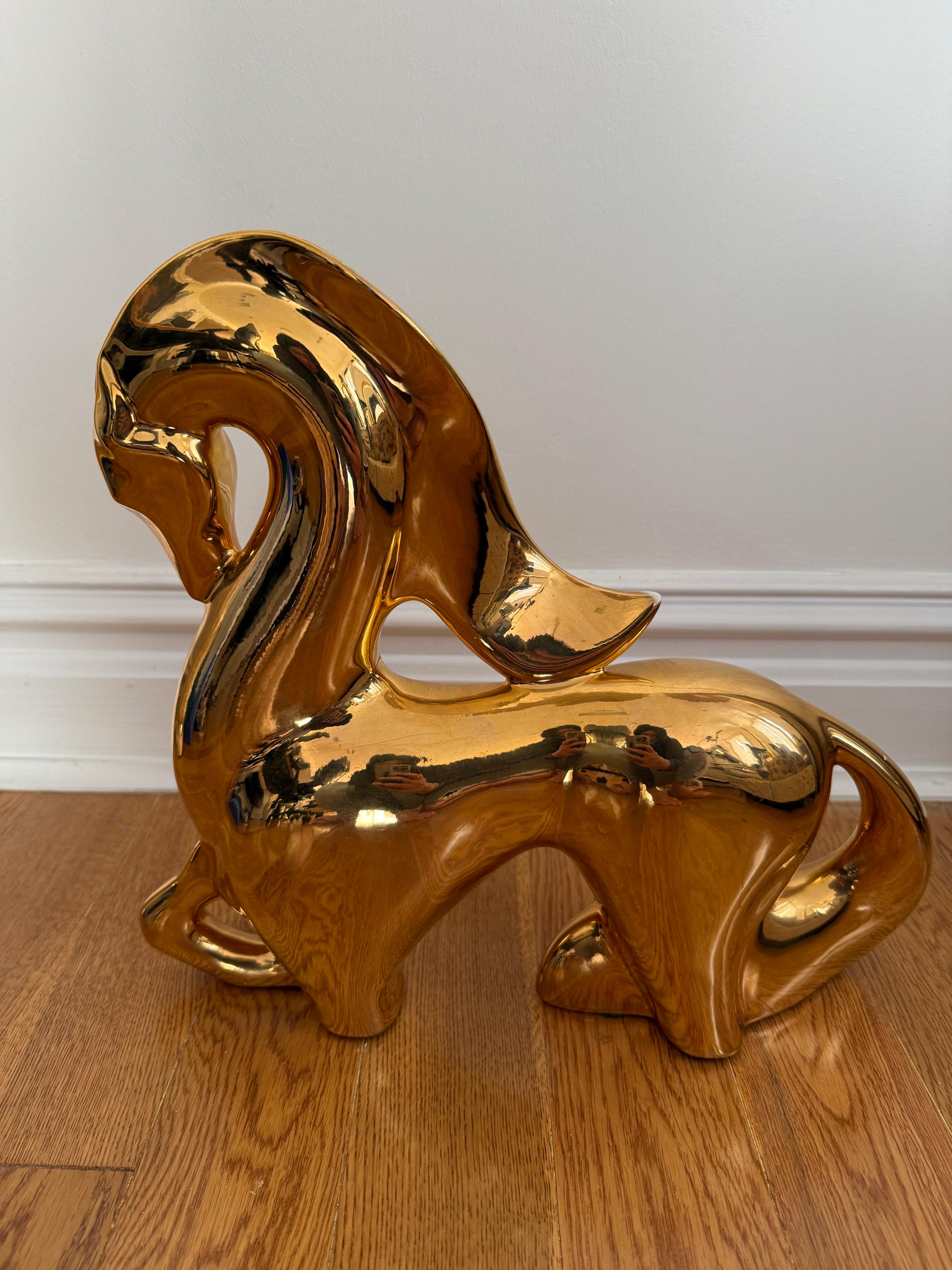 Americano 1970 Scultura di cavallo in oro in stile Jaru in vendita