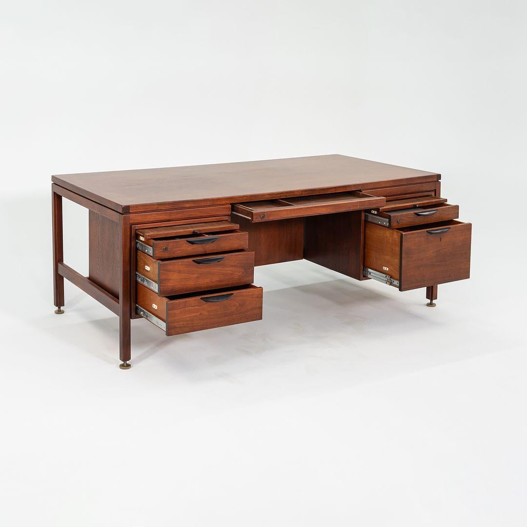 1970 Jens Risom Designs Bureau de direction à double piédestal en noyer fabriqué au Danemark en vente 4