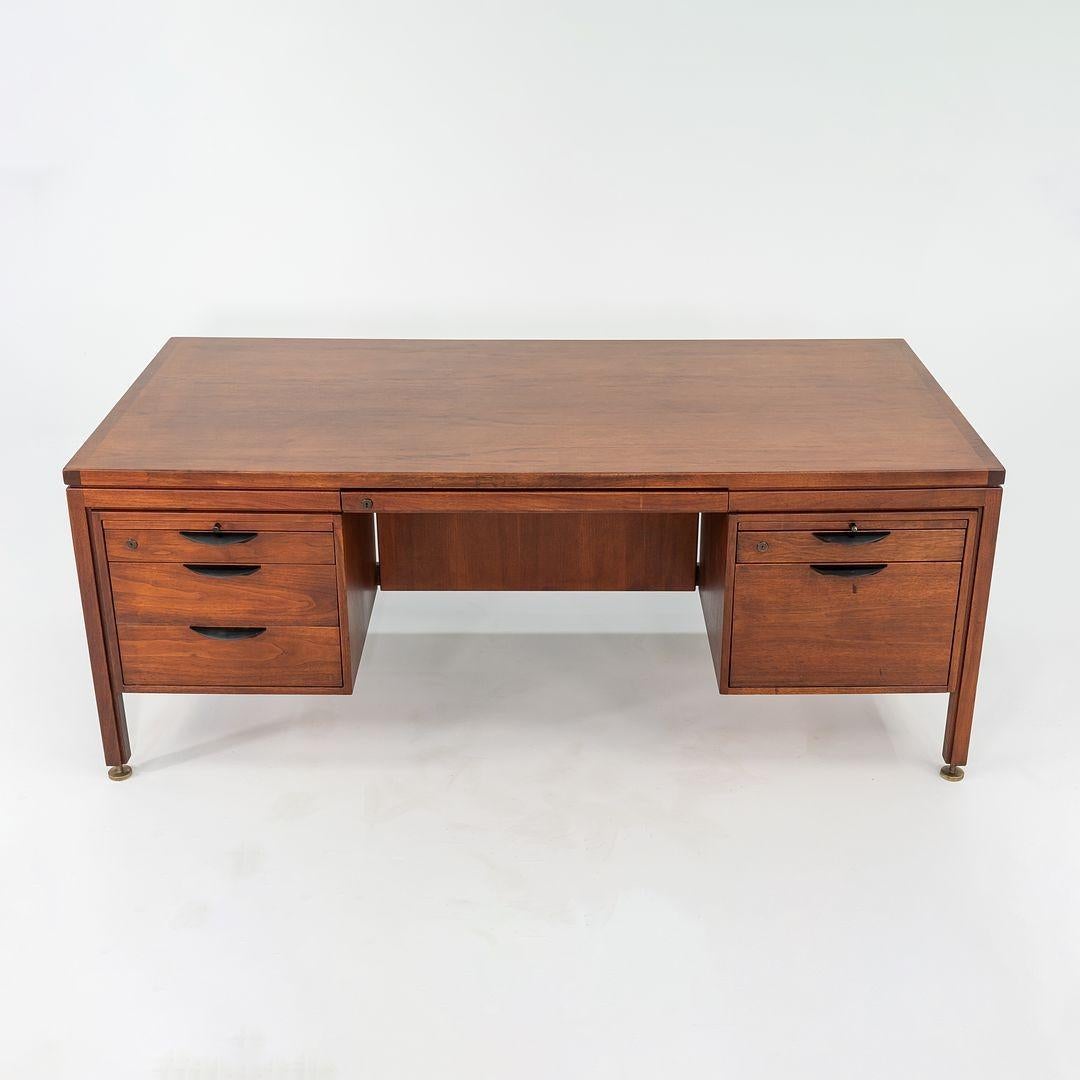 1970 Jens Risom Designs Bureau de direction à double piédestal en noyer fabriqué au Danemark en vente 5
