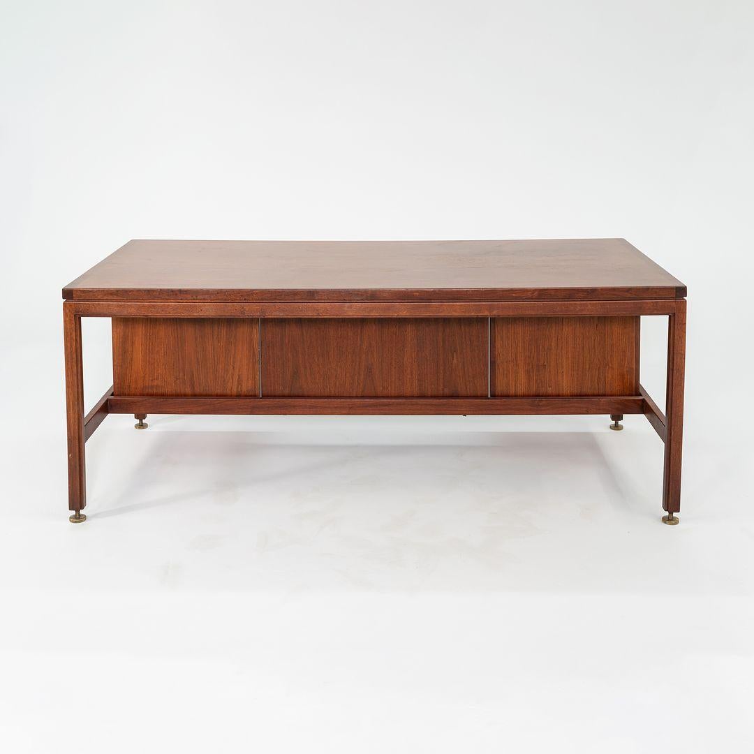 Danois 1970 Jens Risom Designs Bureau de direction à double piédestal en noyer fabriqué au Danemark en vente