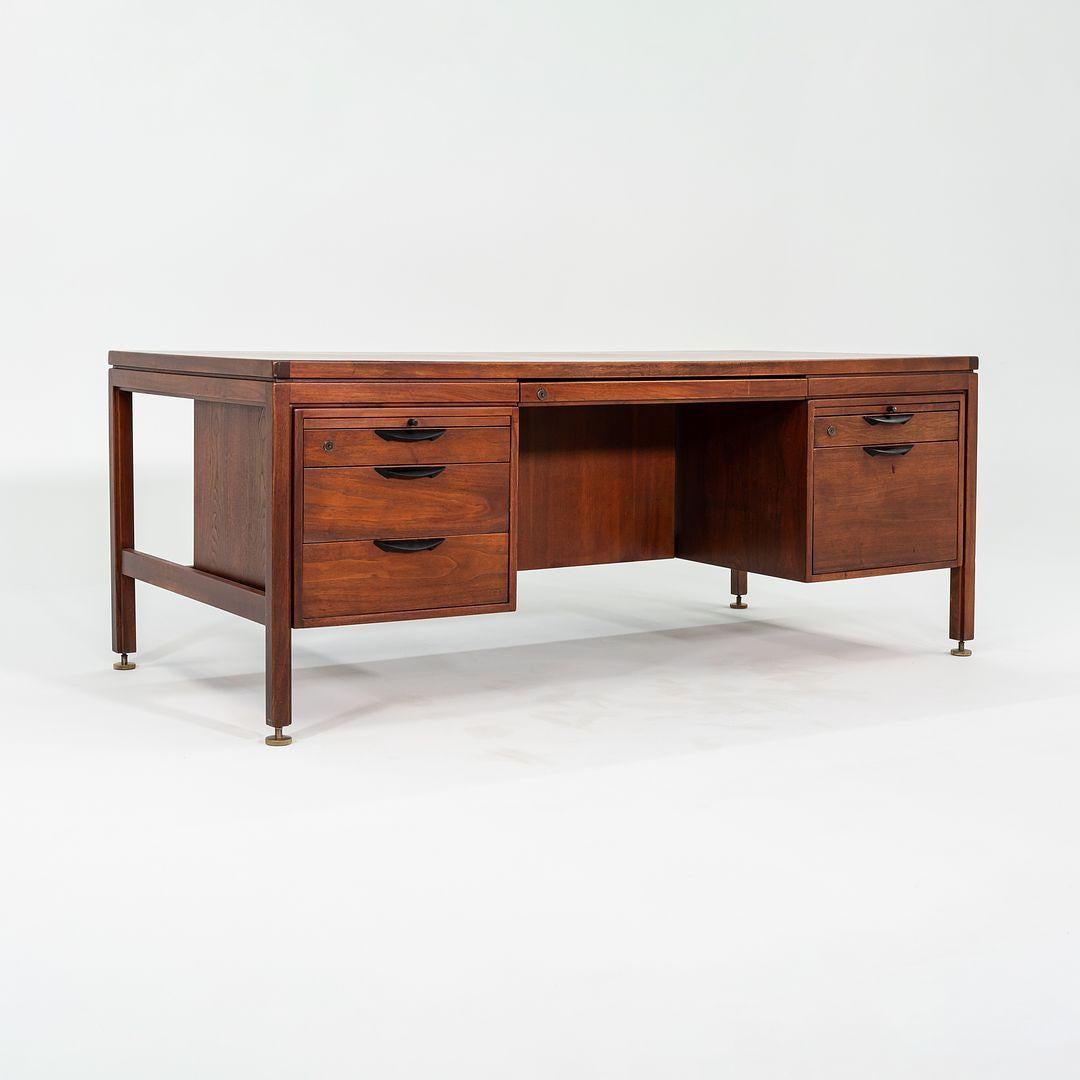 1970 Jens Risom Designs Bureau de direction à double piédestal en noyer fabriqué au Danemark Bon état - En vente à Philadelphia, PA