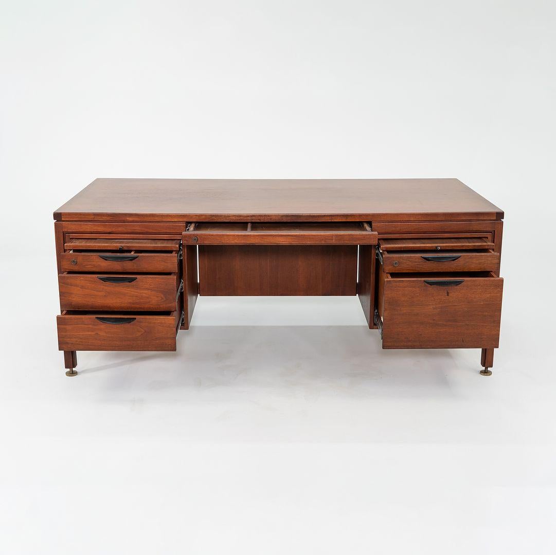 Fin du 20e siècle 1970 Jens Risom Designs Bureau de direction à double piédestal en noyer fabriqué au Danemark en vente