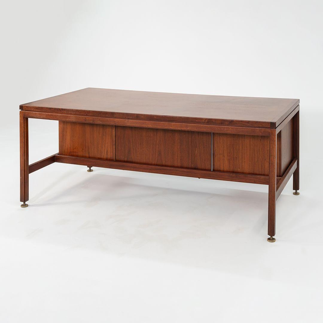 Acier 1970 Jens Risom Designs Bureau de direction à double piédestal en noyer fabriqué au Danemark en vente