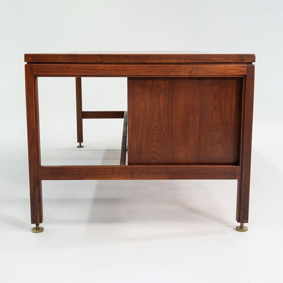 1970 Jens Risom Designs Bureau de direction à double piédestal en noyer fabriqué au Danemark en vente 1