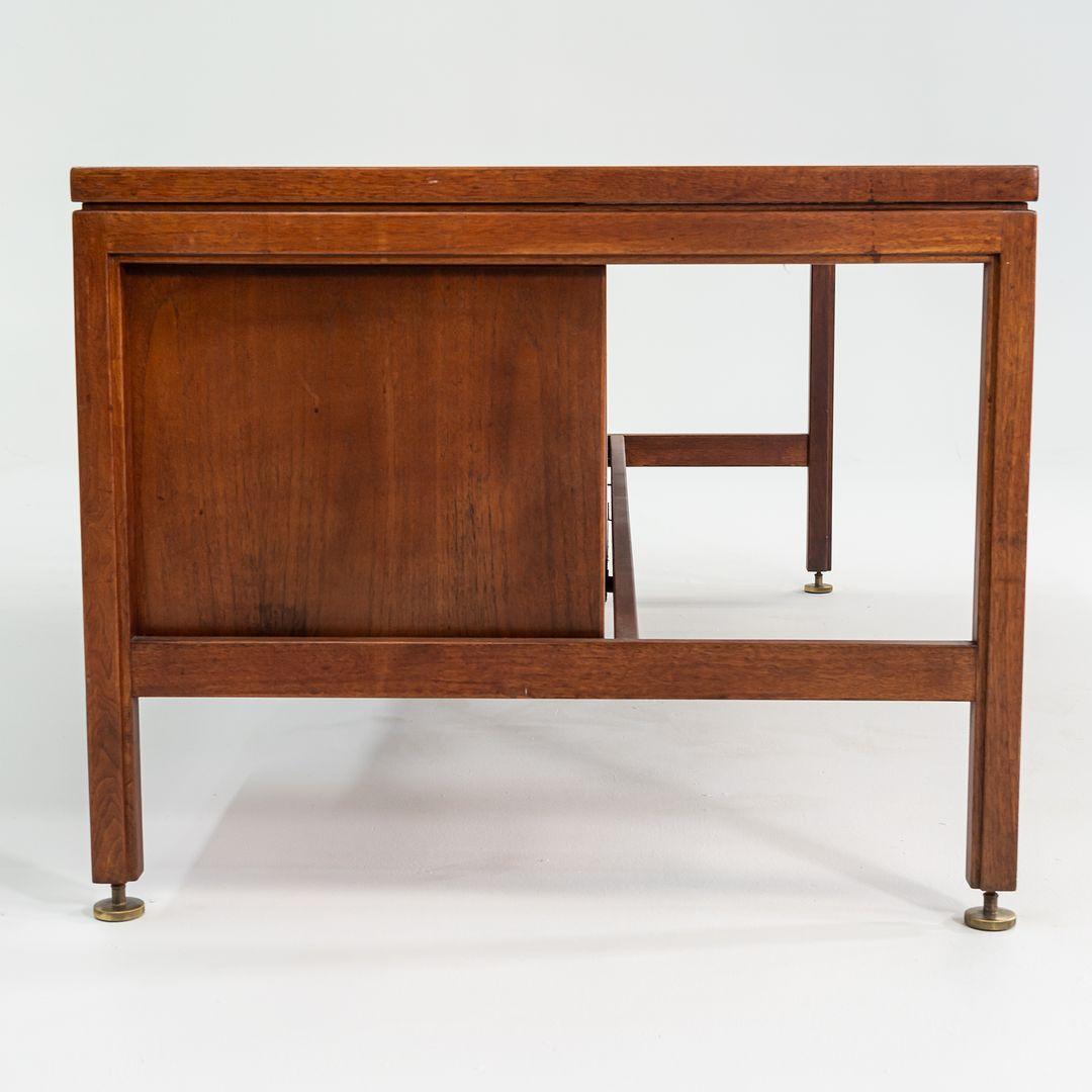 1970 Jens Risom Designs Bureau de direction à double piédestal en noyer fabriqué au Danemark en vente 2