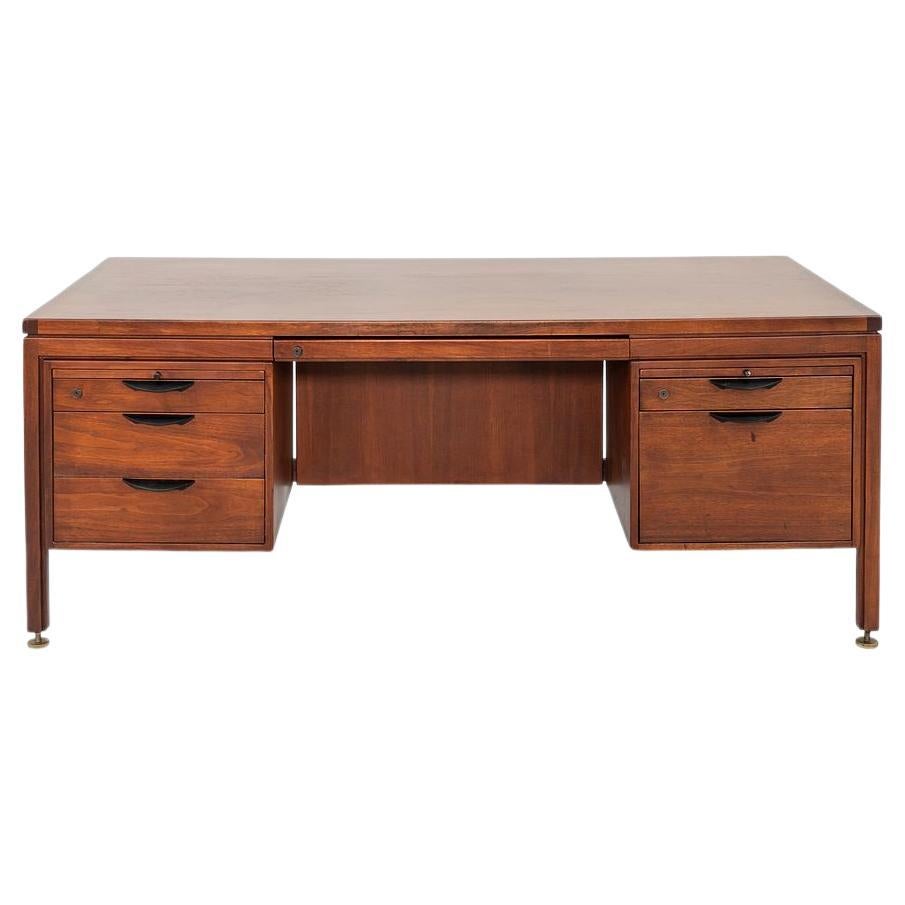 1970 Jens Risom Designs Bureau de direction à double piédestal en noyer fabriqué au Danemark en vente