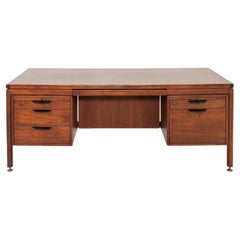 1970 Jens Risom Designs Chefschreibtisch aus Nussbaumholz mit doppeltem Sockel, hergestellt in Dänemark
