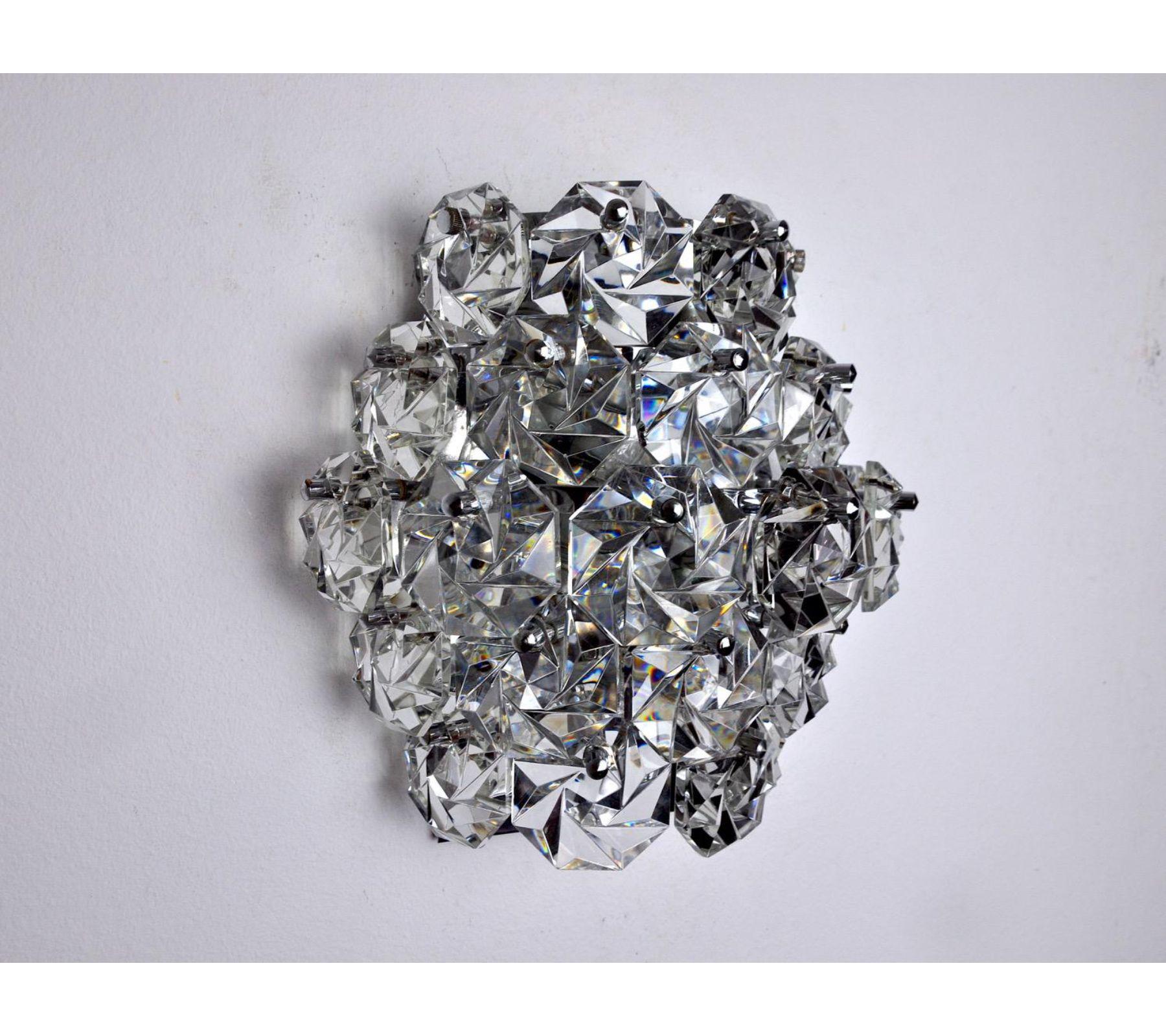 Superb kinkeldey wall lamp designed and produced in germany in the 1970s. Cut crystals spread over 5 levels of a golden metal structure. Very beautiful design object that will illuminate your interior wonderfully. Verified electricity, time marks