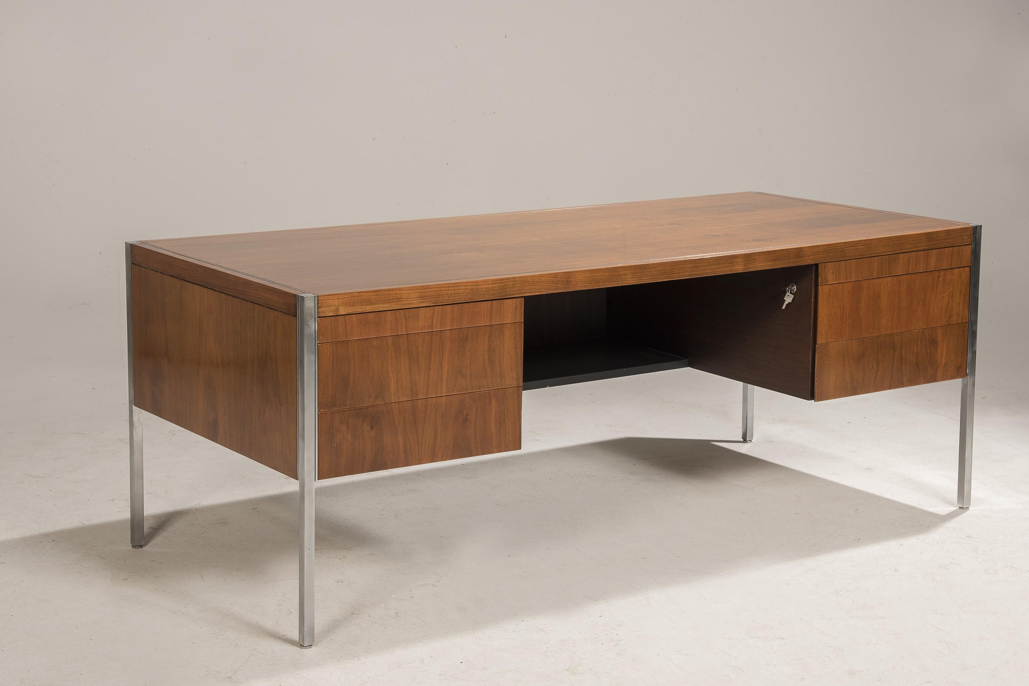 Knoll desk, Florence line in rosewood and brushed steel from the 70s.
Measures: W 195 D 85 H 73 cm.