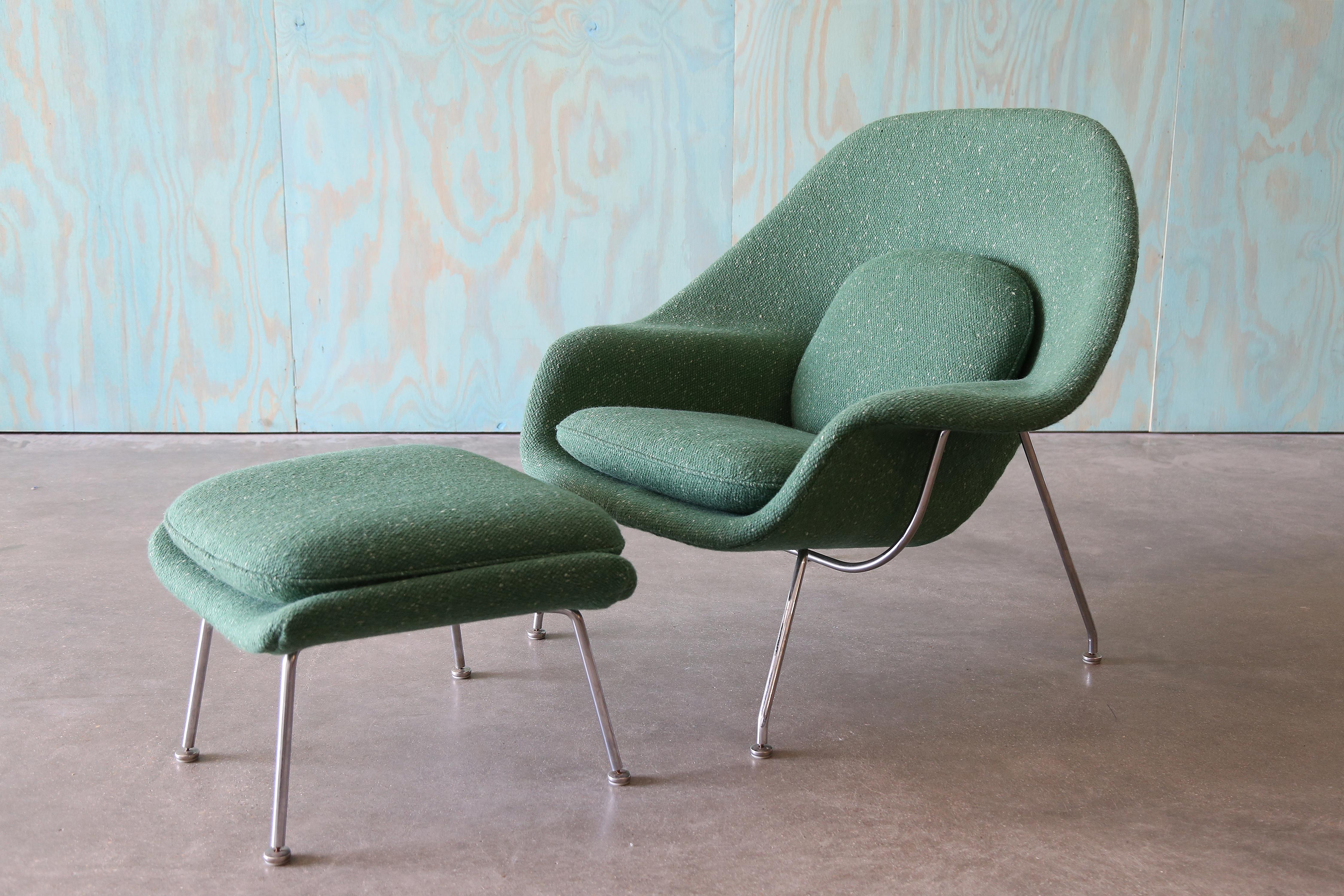 Ein von Eero Saarinen für Knoll entworfener Sessel mit Ottomane im Vintage-Stil. Neu gepolstert mit einer dicken, genoppten Wollmischung. Dieser Stoff stammt aus dem Nachlass von Vladimir Kagan und ist eine sehr hochwertige Wolle. Stuhl und Ottomane