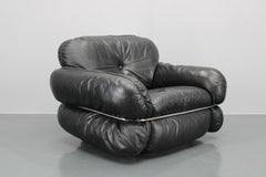 1970 Kurt Hvitsjö Raro sillón "Hannibal" de cuero negro para Isku, Finlandia