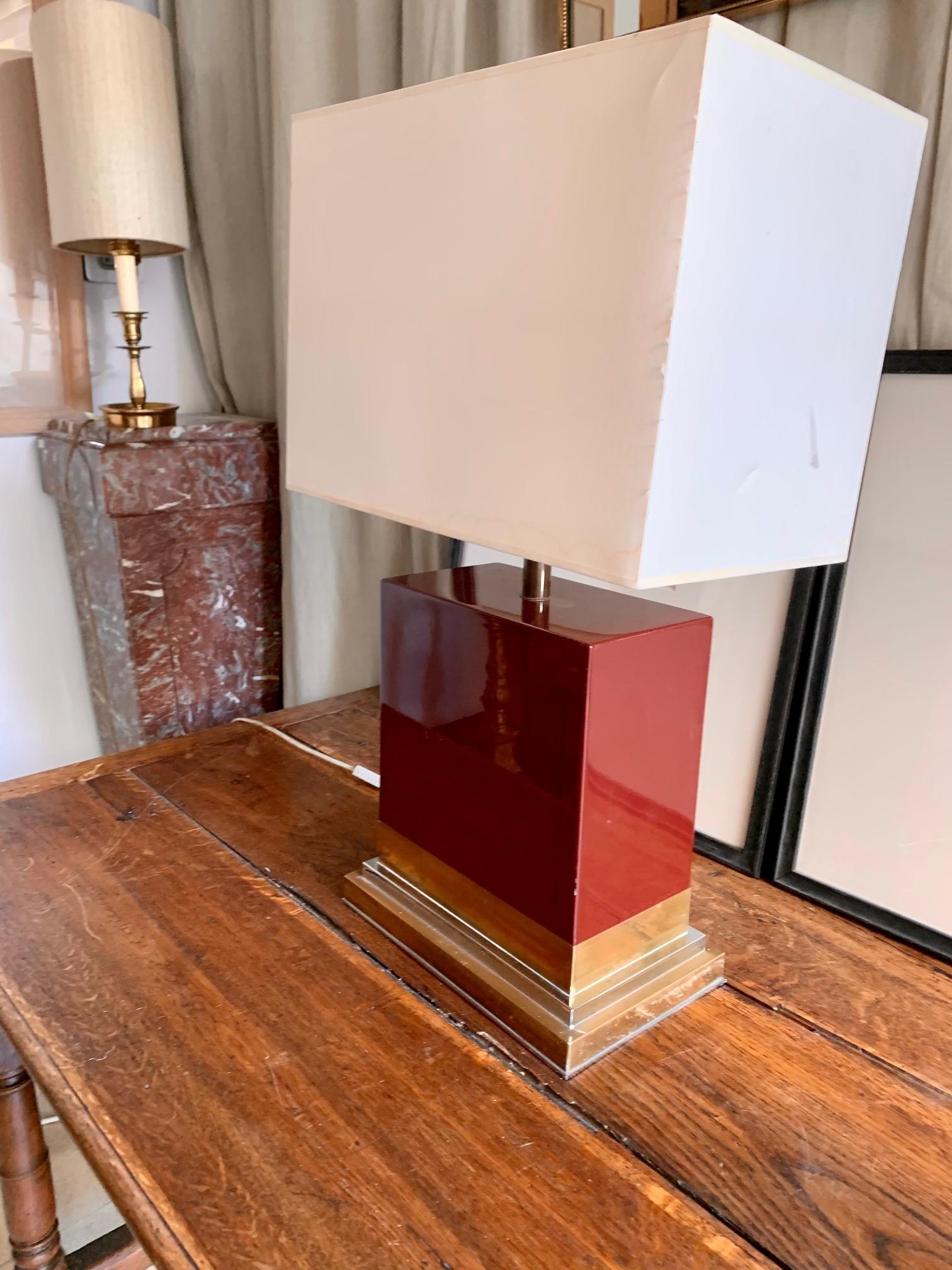 Lamp design by J.C.Mahey, in brass, and lacquered garnet wood. Chrome metal.
The measurements are of the base.