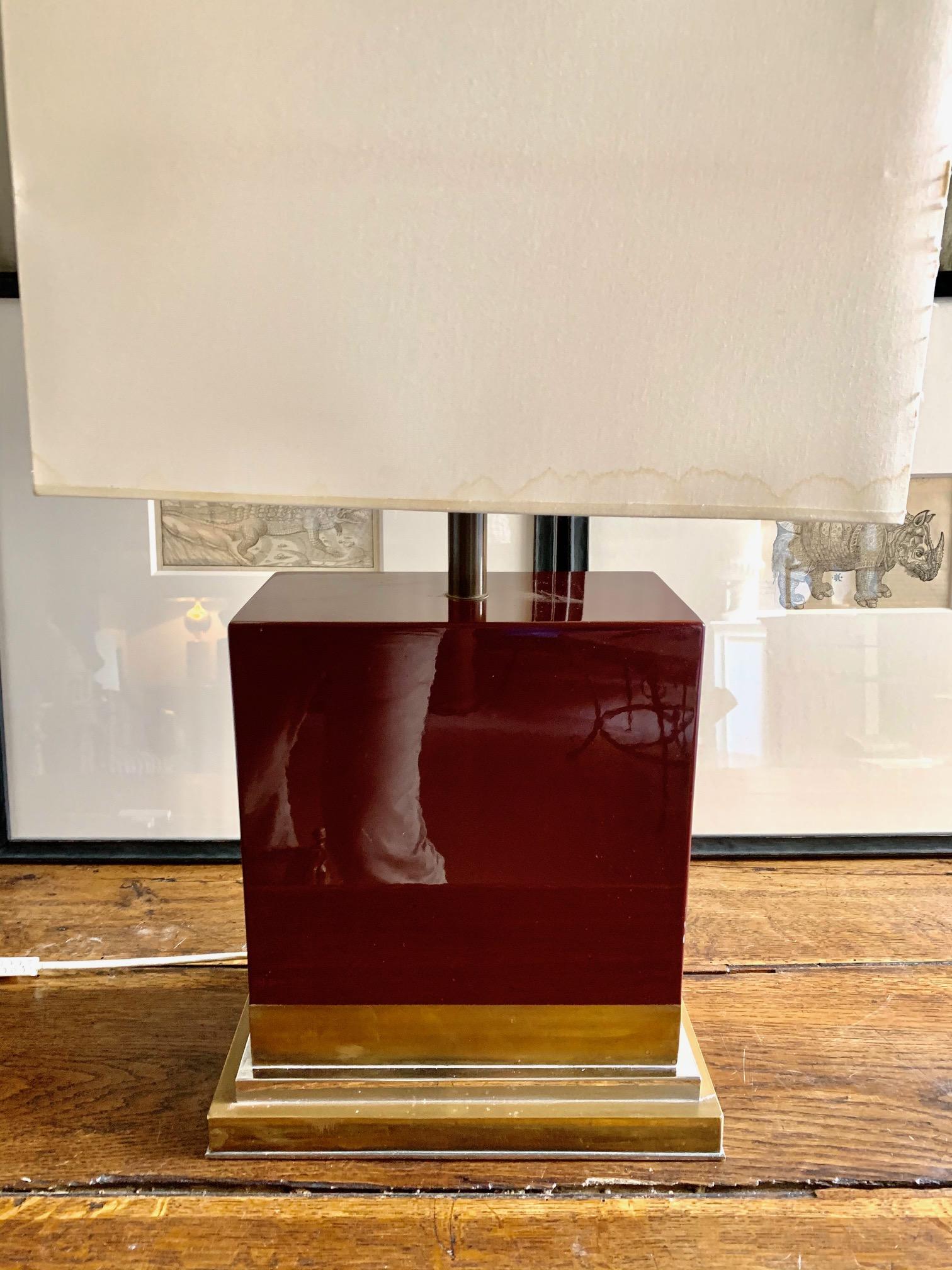 Laiton Lampe de table laquée de 1970 par J.C. Mahey en vente