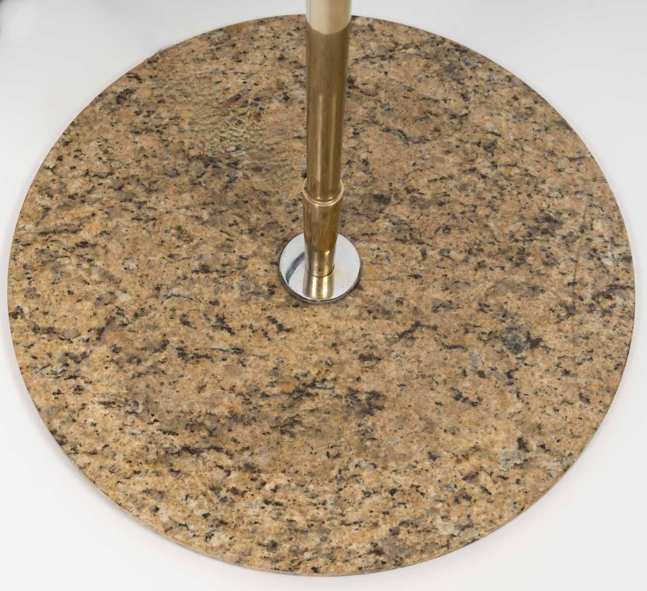 1970 Gran lámpara de pie de latón dorado y mármol de Roche & Bobois en Bueno estado para la venta en Saint-Ouen, FR