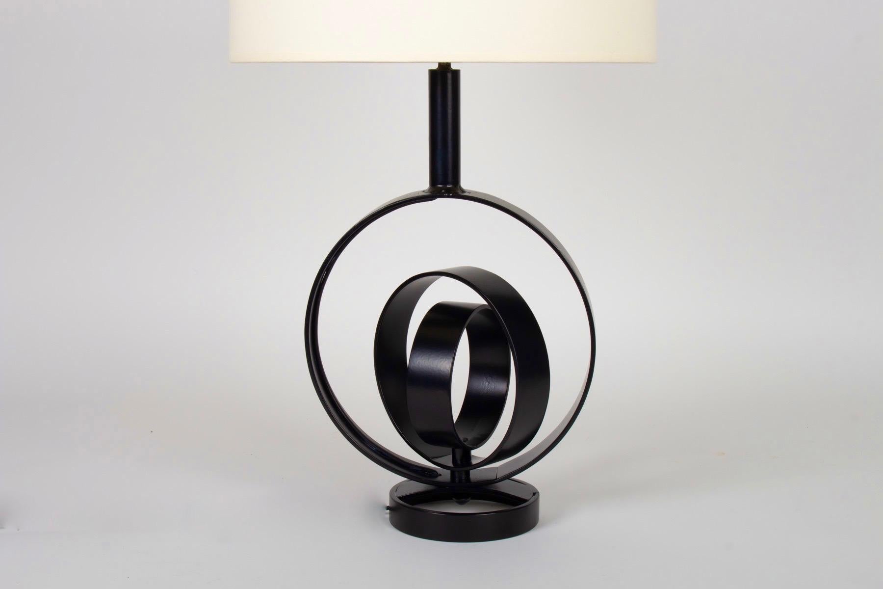 Grande lampe en fer forgé noir inspirée du globe terrestre de 1970
Beau travail de ferronnerie réalisé à la main. Pièce unique
Composé d'un grand cercle en fer forgé plat noir dans lequel 2 autres cercles de tailles différentes et positionnés avec