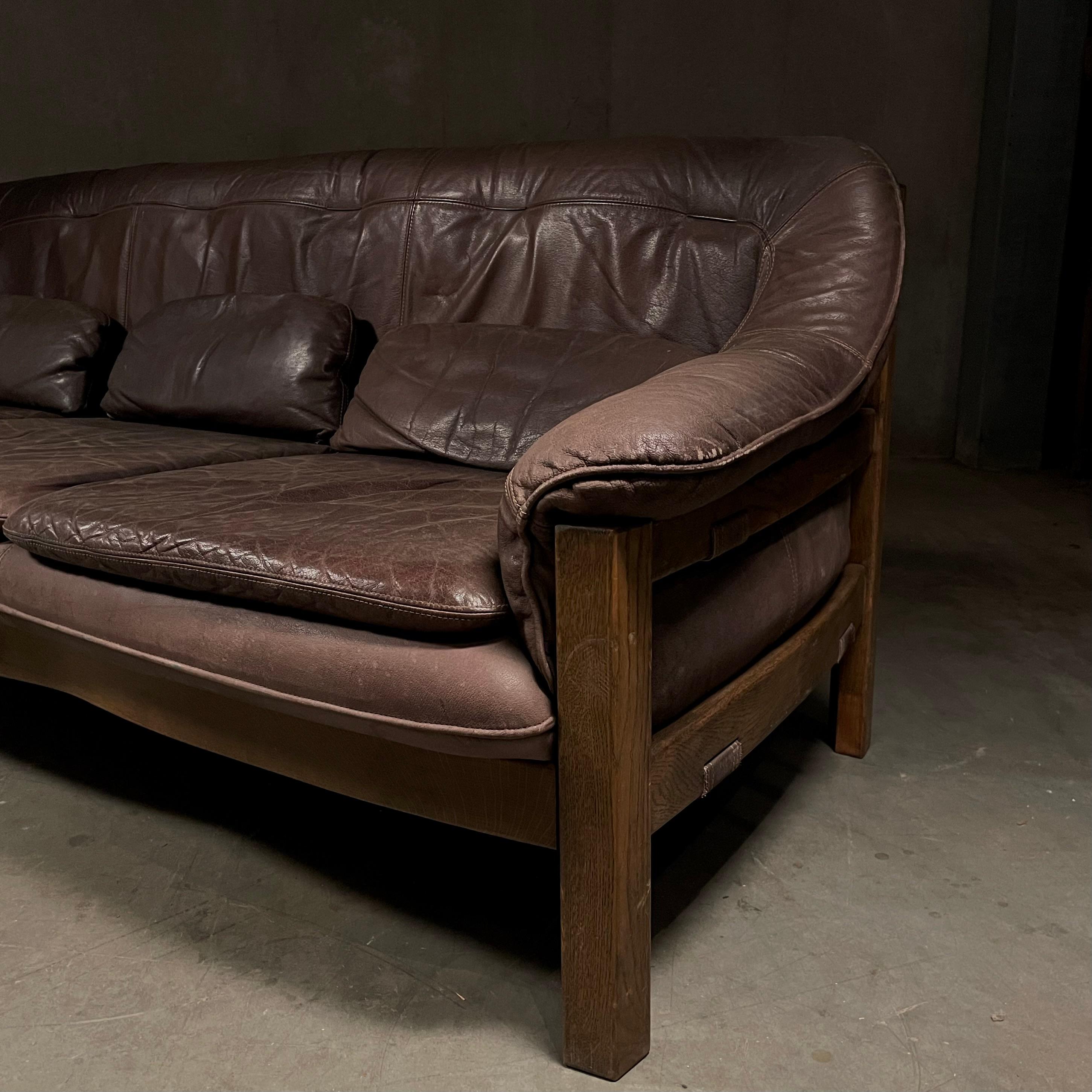 Un canapé en cuir de grande qualité fabriqué en Allemagne  avec un beau bois massif  cadre .  Trouvée au Texas, cette pièce a été importée directement d'Allemagne.  et  est solide, ne s'affaisse pas et est extrêmement confortable. 

Fabriqué par