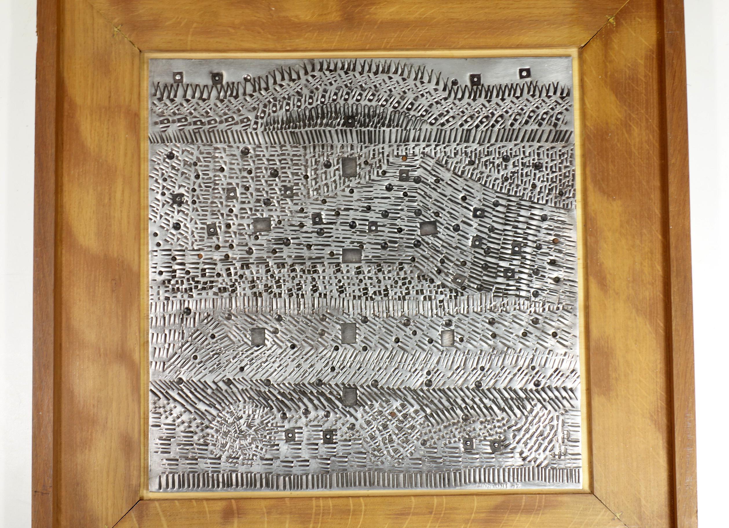 Panneau de sculptures
Lino Tiné
Italie, 1972

Métal gaufré avec cadre en bois
Signe de l'artiste gravé
Pièce unique
Excellente condition
