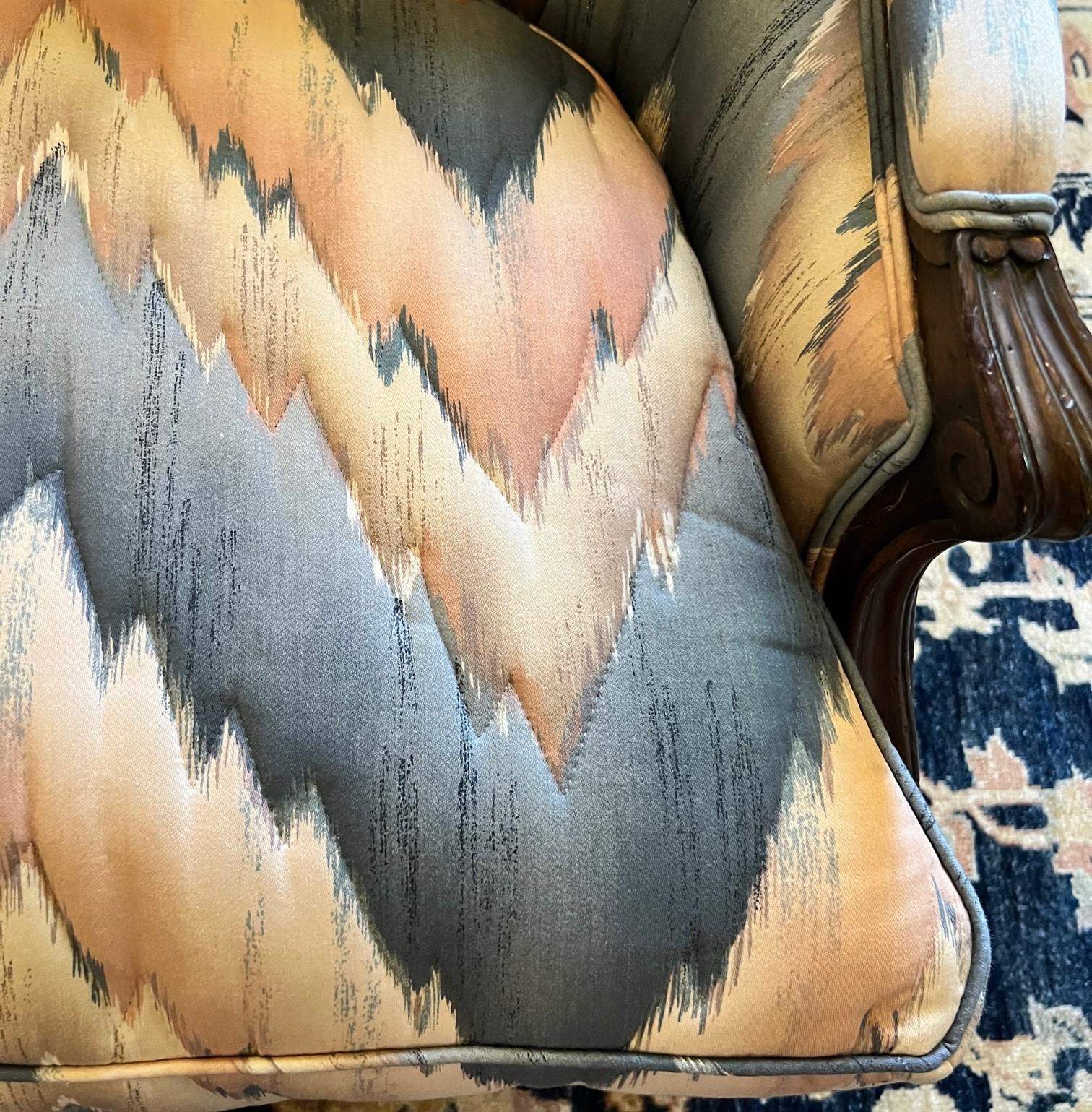 1970 Settee curvo in stile Luigi XV con tappezzeria trapuntata a punto fiamma in vendita 3