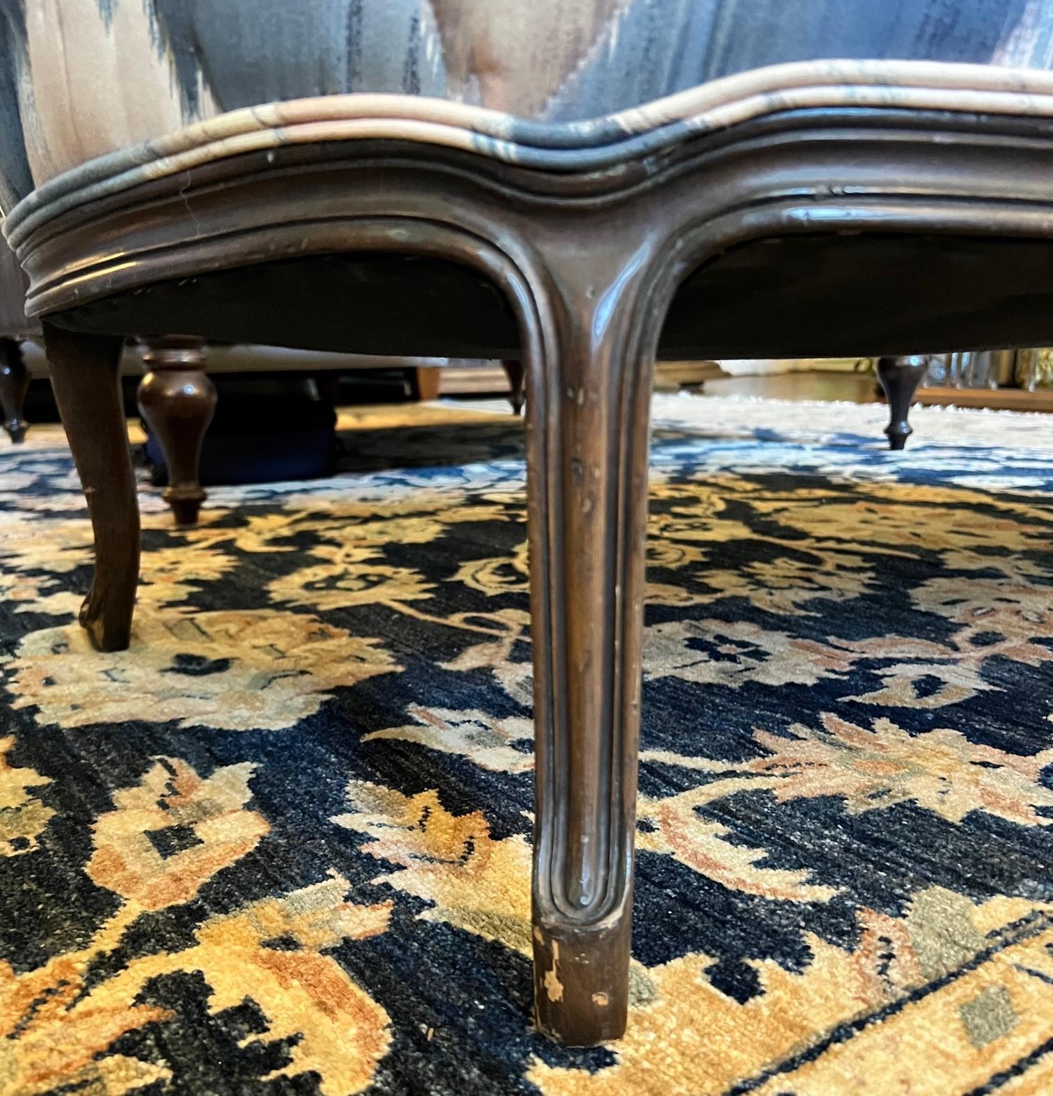 1970 Settee curvo in stile Luigi XV con tappezzeria trapuntata a punto fiamma in vendita 7