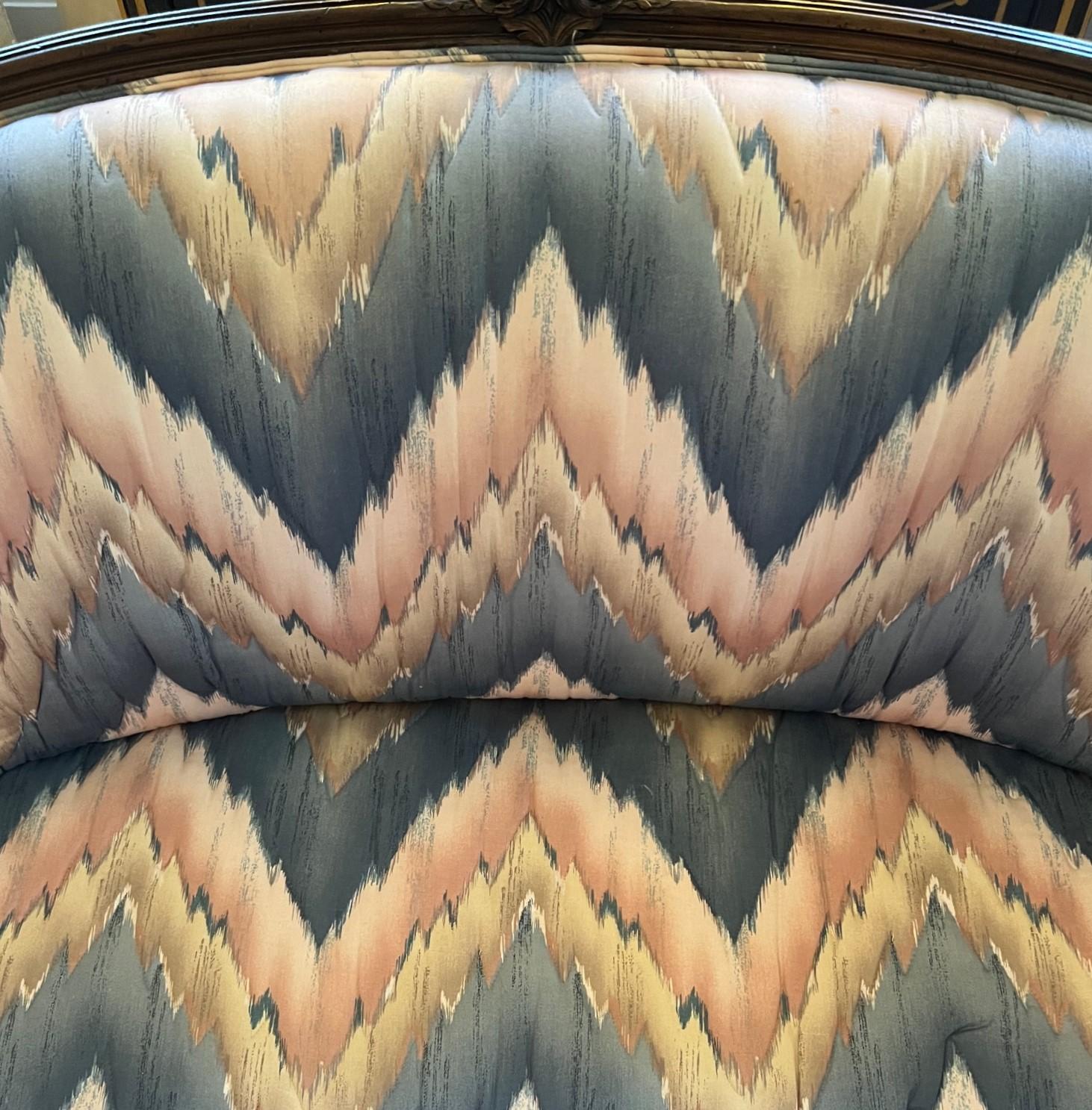 Americano 1970 Settee curvo in stile Luigi XV con tappezzeria trapuntata a punto fiamma in vendita
