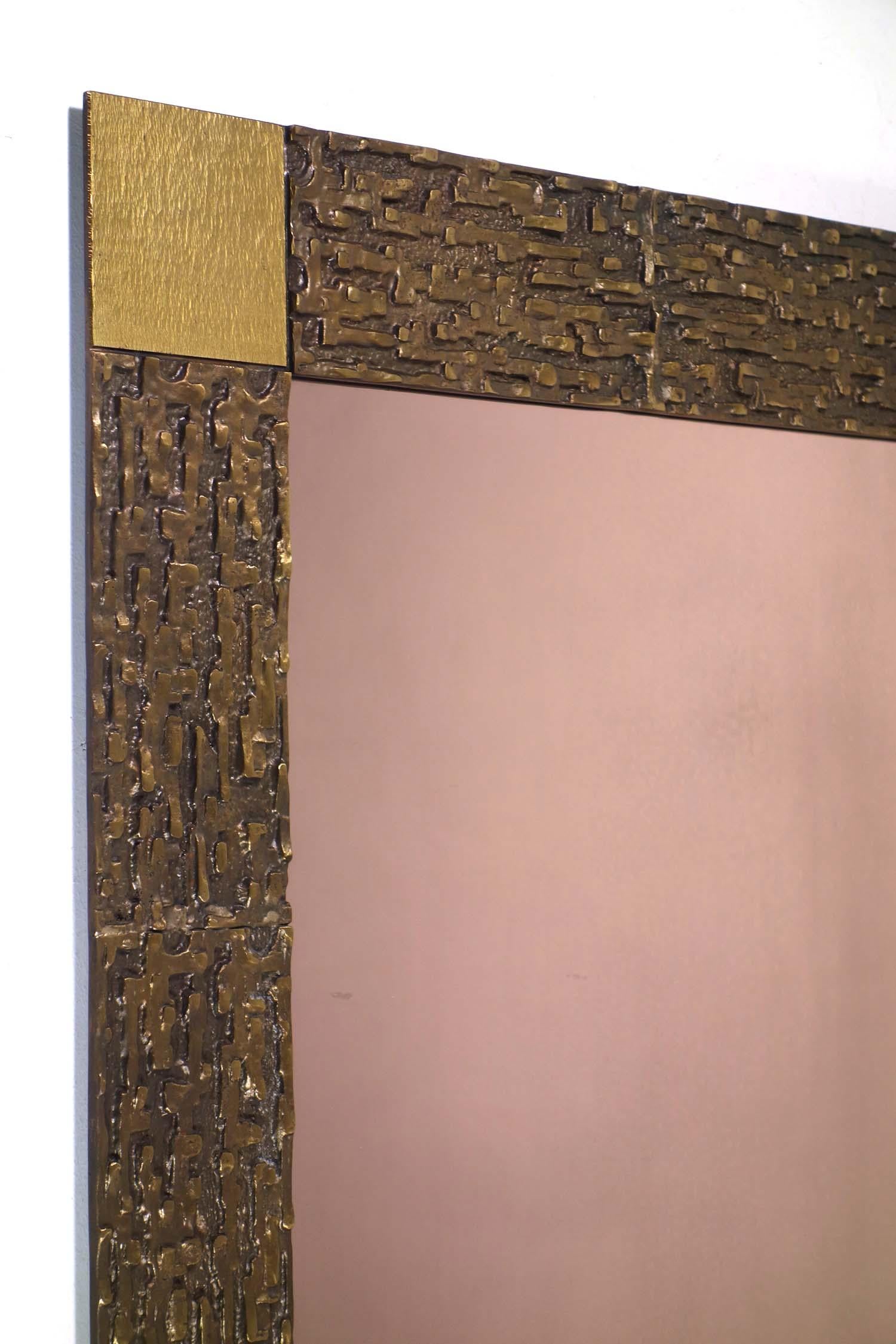 1970 Luciano Frigerio Escultura moderna italiana de bronce Espejo de pared cuadrado Italiano en venta