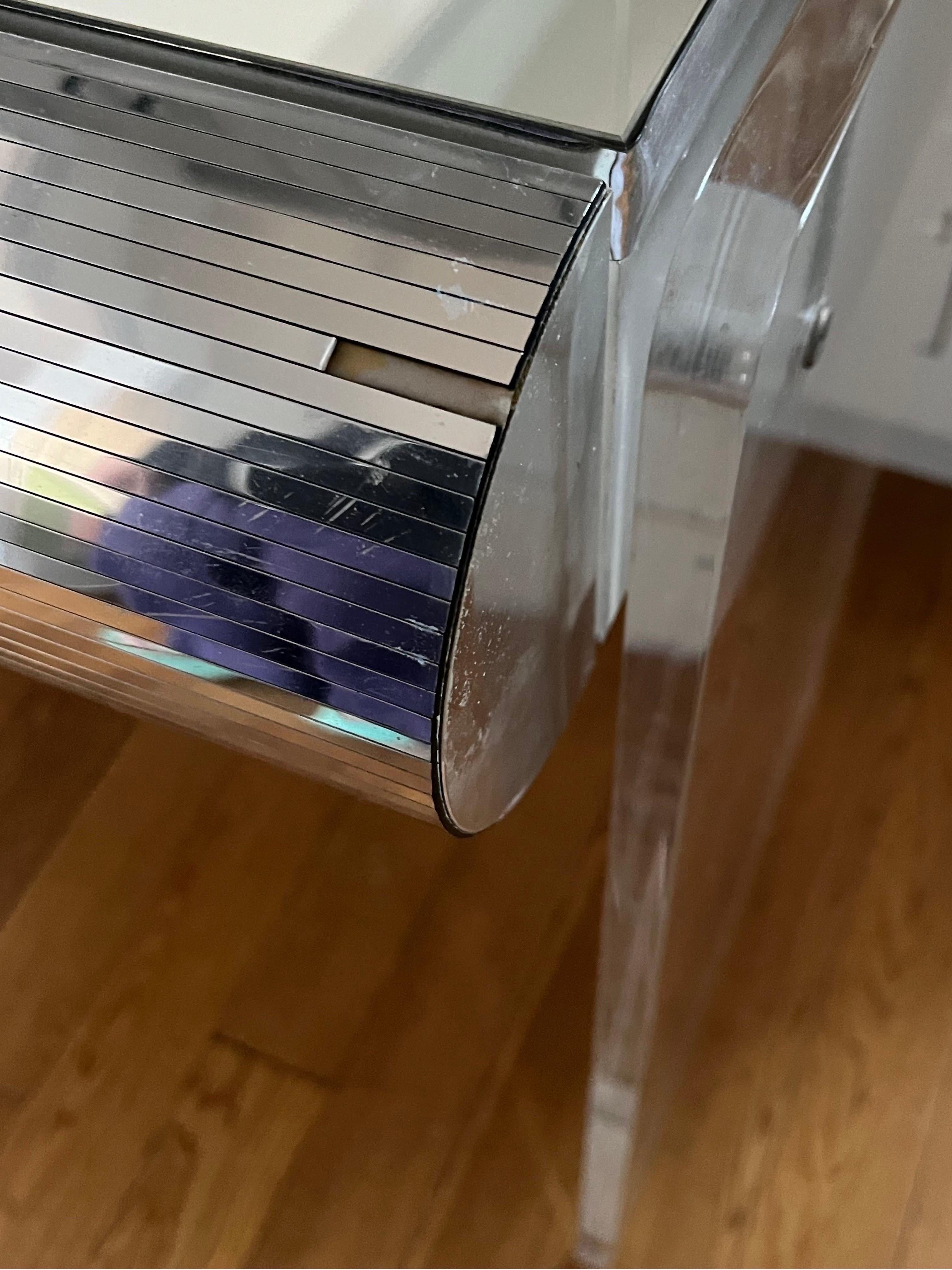 Escritorio Lucite Cromado 1970 en Bueno estado para la venta en Staten Island, NY