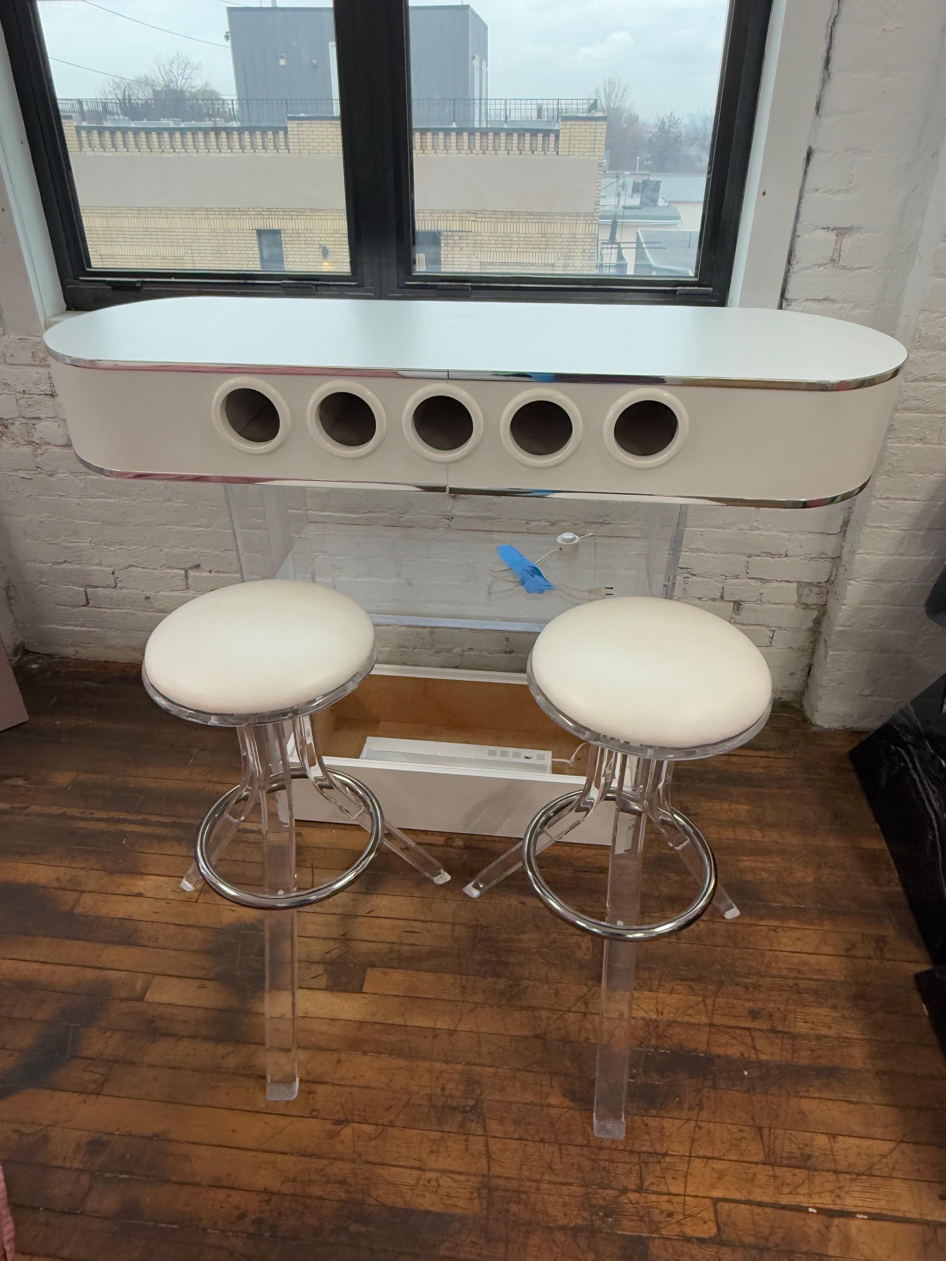 Post-Modern 1970 Lucite White Bar With 2 Bar Stools by Hills Manufacturing Co. - Set of 3 For Sale