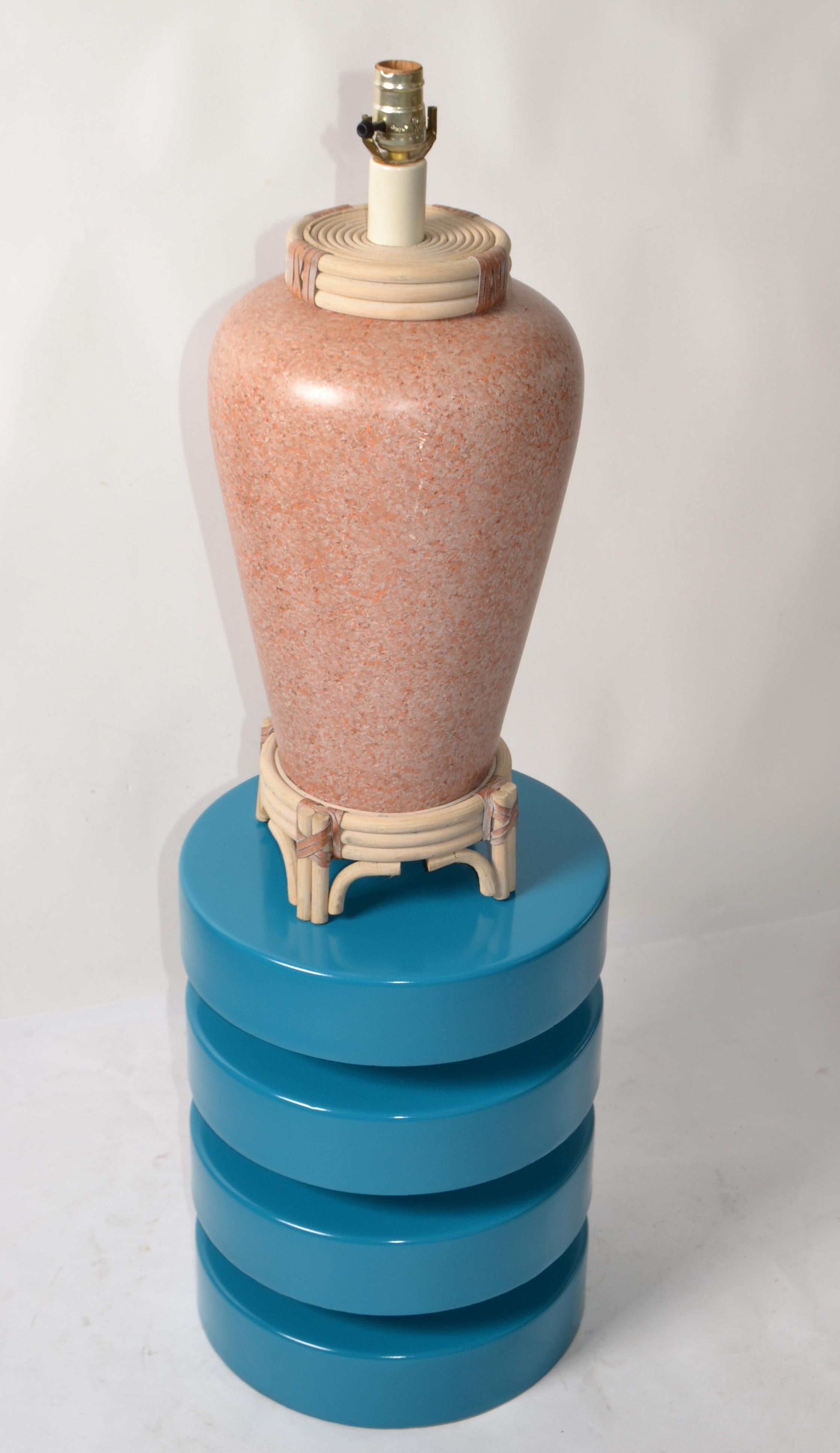 20ième siècle 1970 Machine Age Heavy Coil Finished Turquoise Shape Column Side End Drink Table en vente