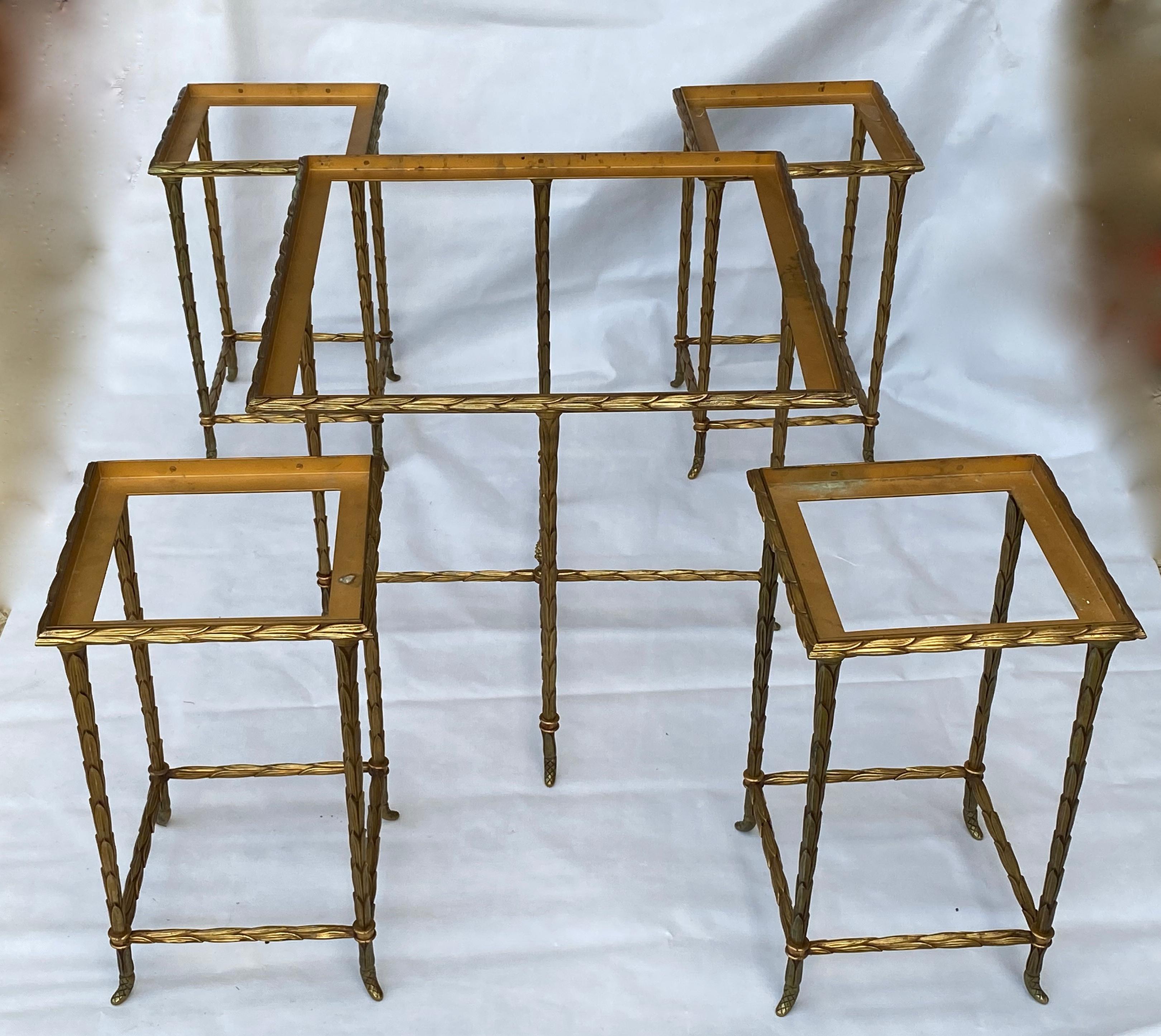 Square coffee table including 4 small tables dimensioned 28 X 28 X H 45 cm, good condition, Circa 1970, All pîeces are screwed, in belt molding in the shape of bay leaves, spacer with pine cones
The trays are in aged oxidized mirror
Factory Maison