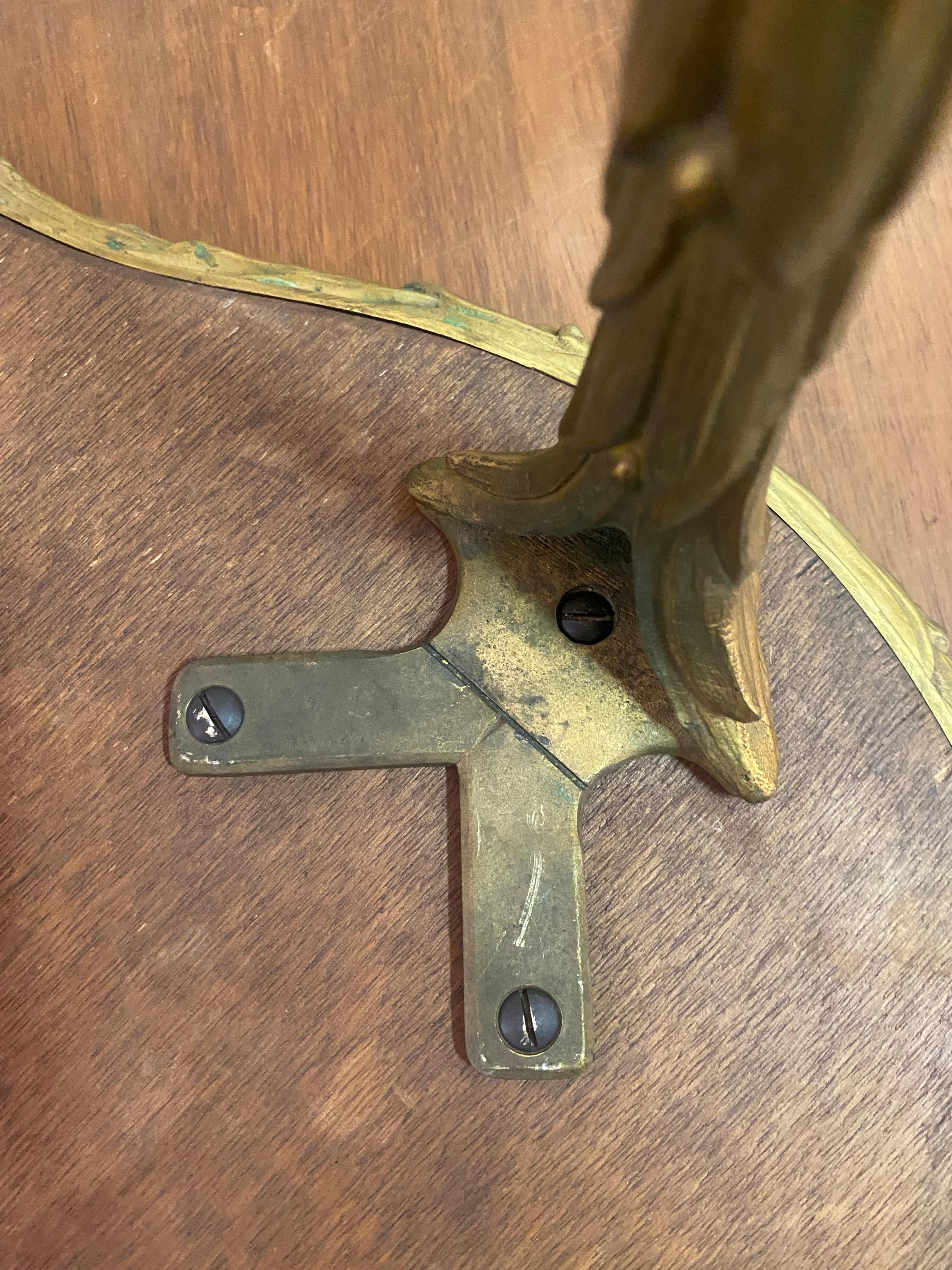 Tripartite crossbow-shaped Maison Charles table in gilded bronze with aged mirror top, uprights with palm tree decor, Everything is screwed.
Circa 1970.
used condition and vintage , we can change tops by oxyded and aged mirrors
Width of middle
